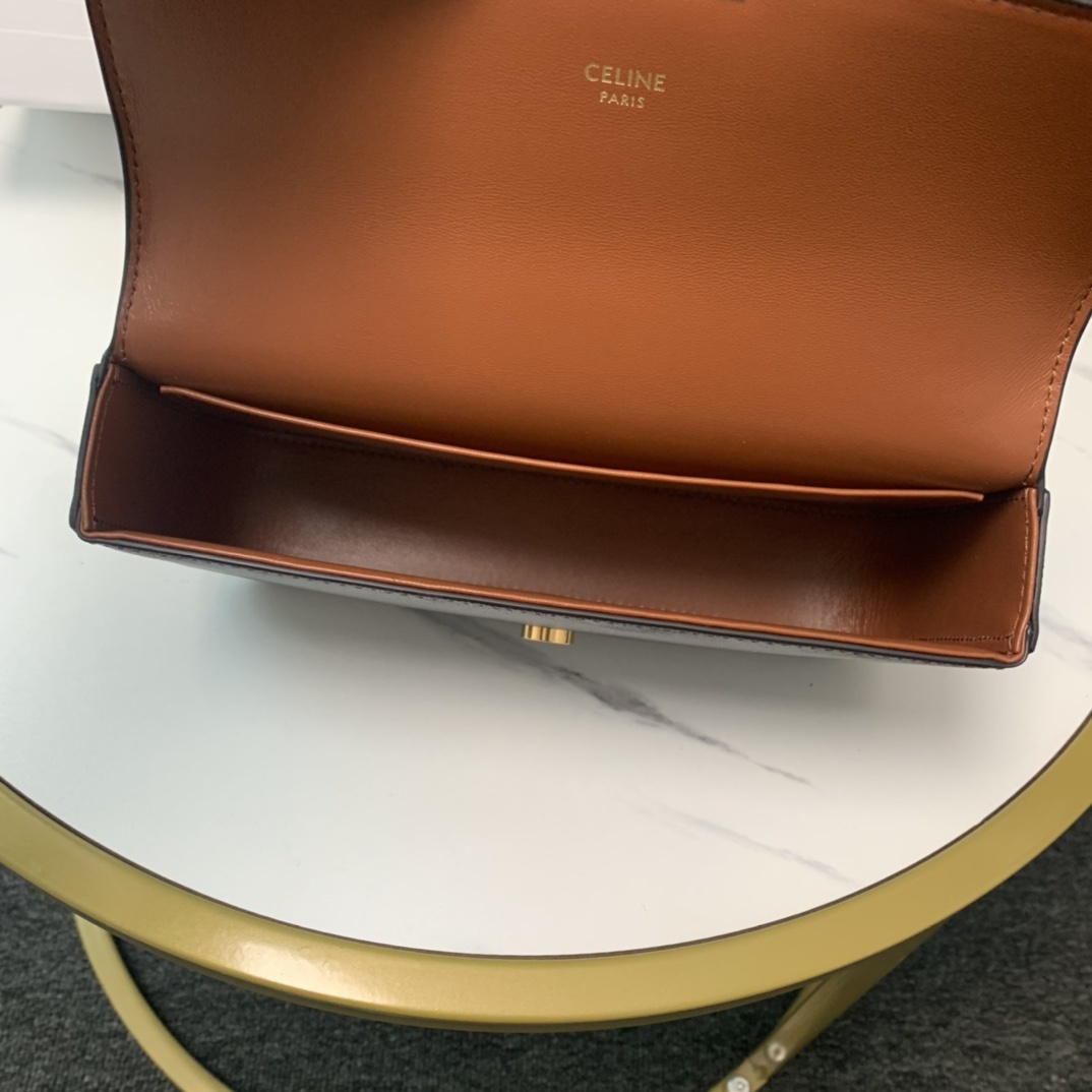 ️新品上线CELINE2022春夏新款新出皮扣链条腋下包新出的亮点在于从经典金属凯旋门换了立体皮扣浮雕凯