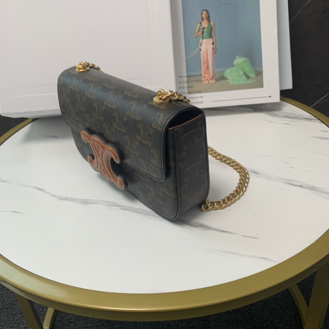 ️新品上线CELINE2022春夏新款新出皮扣链条腋下包新出的亮点在于从经典金属凯旋门换了立体皮扣浮雕凯