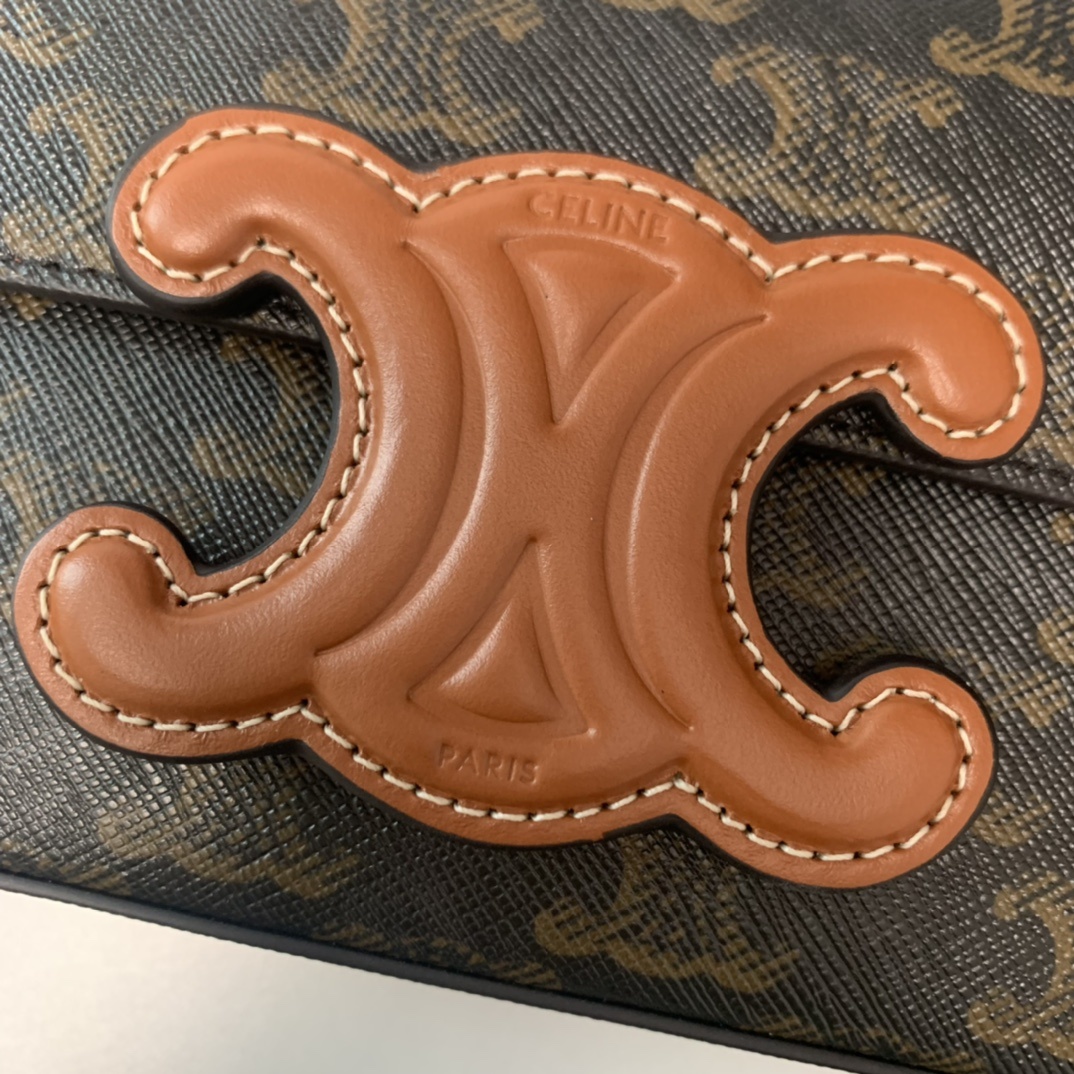 ️新品上线CELINE2022春夏新款新出皮扣链条腋下包新出的亮点在于从经典金属凯旋门换了立体皮扣浮雕凯