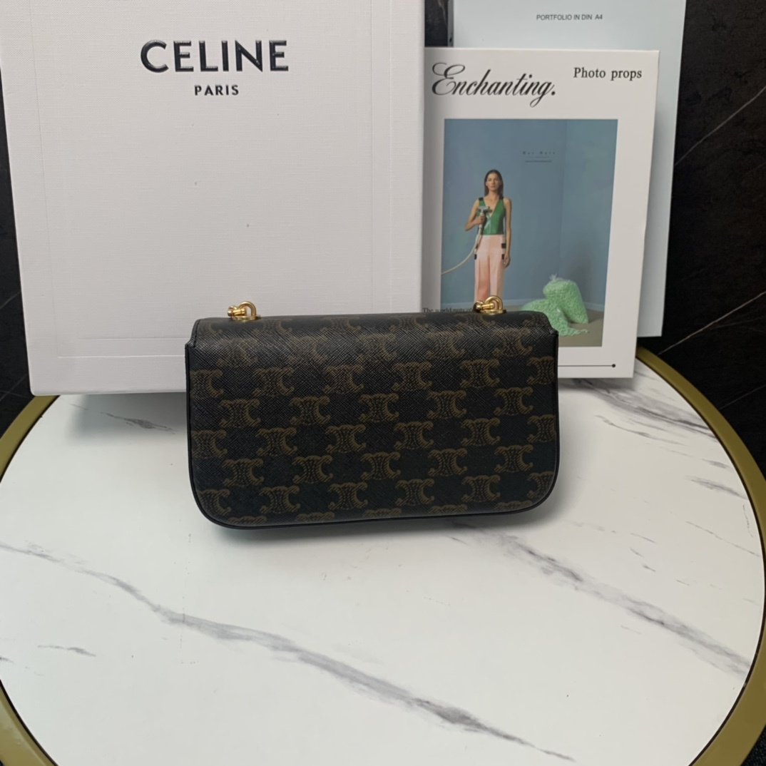 ️新品上线CELINE2022春夏新款新出皮扣链条腋下包新出的亮点在于从经典金属凯旋门换了立体皮扣浮雕凯