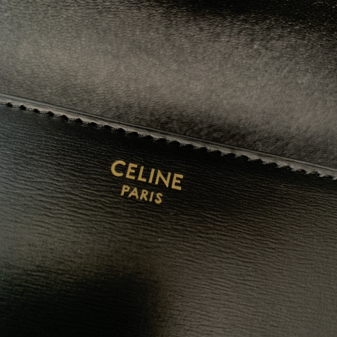 新品上线CELINE2022春夏新款新出皮扣链条腋下包新出的亮点在于从经典金属凯旋门换了立体皮扣浮雕凯旋