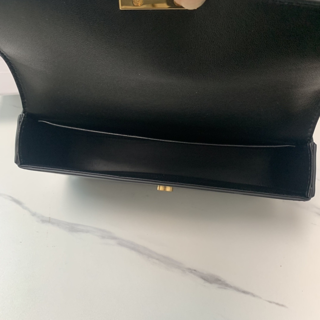 新品上线CELINE2022春夏新款新出皮扣链条腋下包新出的亮点在于从经典金属凯旋门换了立体皮扣浮雕凯旋
