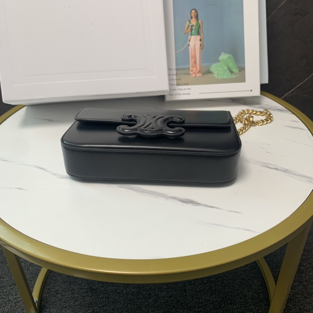 新品上线CELINE2022春夏新款新出皮扣链条腋下包新出的亮点在于从经典金属凯旋门换了立体皮扣浮雕凯旋