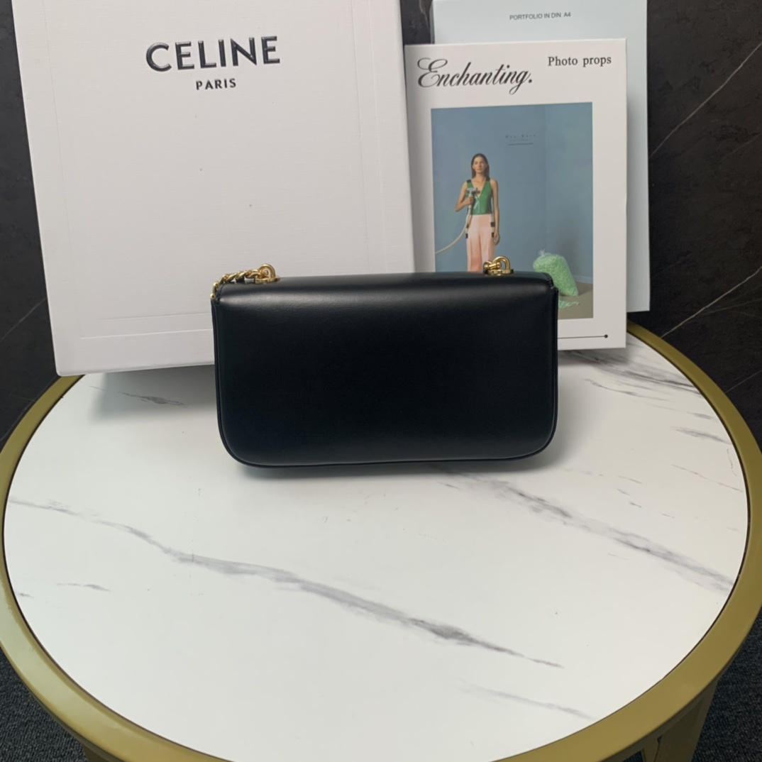 新品上线CELINE2022春夏新款新出皮扣链条腋下包新出的亮点在于从经典金属凯旋门换了立体皮扣浮雕凯旋