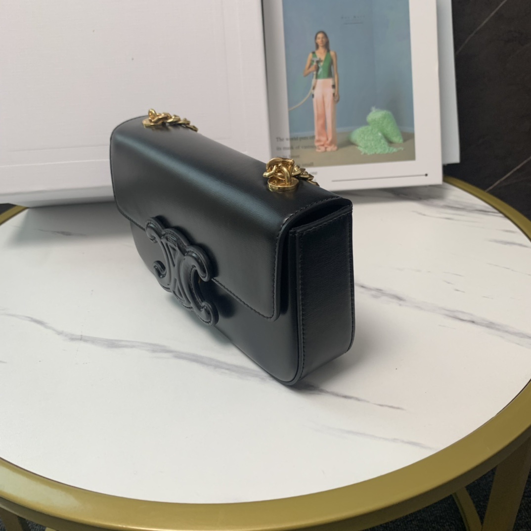 新品上线CELINE2022春夏新款新出皮扣链条腋下包新出的亮点在于从经典金属凯旋门换了立体皮扣浮雕凯旋