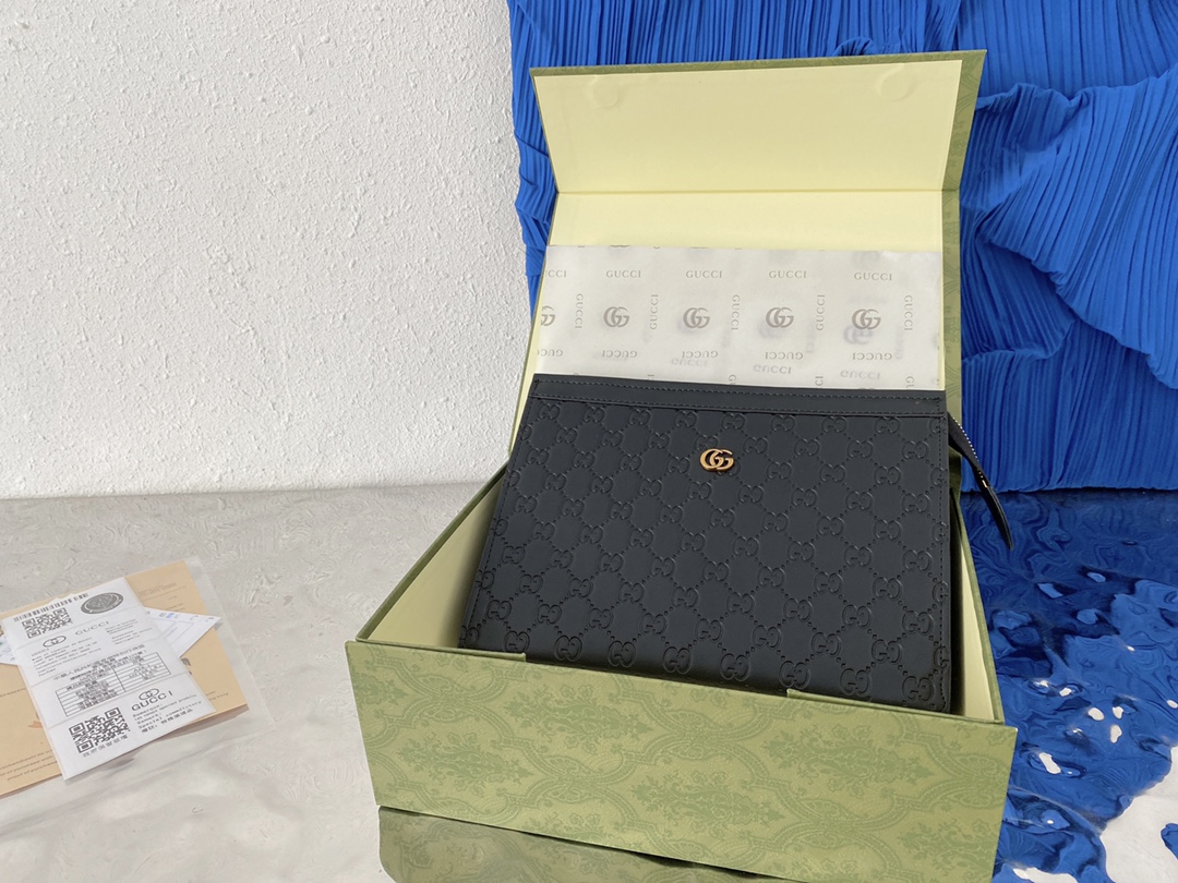 I5  Gucci 古奇   GG压花手袋男士手拿包 洗漱包采用精湛镶嵌细工，实物拍摄 原厂原版面料 配送小票折叠礼盒 27 x 21 x 3 cm。”},”isToGG压花手袋男士手拿包 洗漱包采用精湛镶嵌细工，实物拍摄 原厂原版面料 配送小票折叠礼盒 27 x 21 x 3 cm。