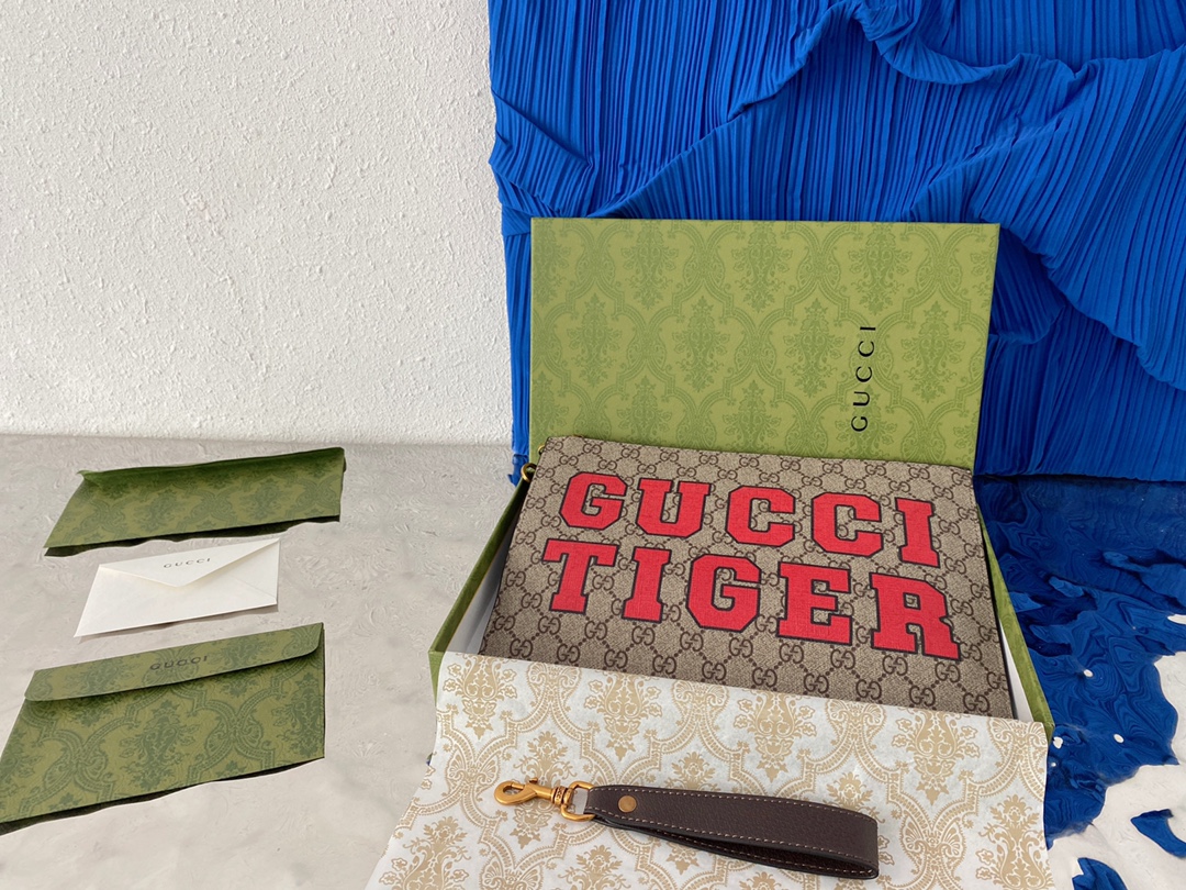 J0  Gucci 古奇   新年Tiger系列手拿包 GG印花手袋 手拿包 采用精湛镶嵌细工，实物拍摄 原厂原版面料 配送小票原版礼盒 30 x 20cm。