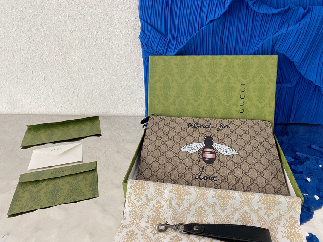 J0  Gucci 古奇   蜜蜂印花手拿包 GG印花手袋 手包 采用精湛镶嵌细工，实物拍摄 原厂原版面料 473956 配送小票原版礼盒 30 x 20cm。