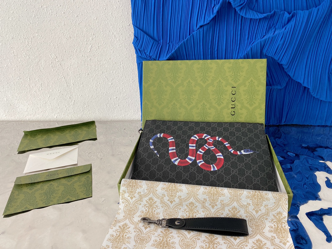 J0  Gucci 古奇   珊瑚蛇印花手拿包 GG印花手袋 手包 采用精湛镶嵌细工，实物拍摄 原厂原版面料 473956 配送小票原版礼盒 30 x 20cm。