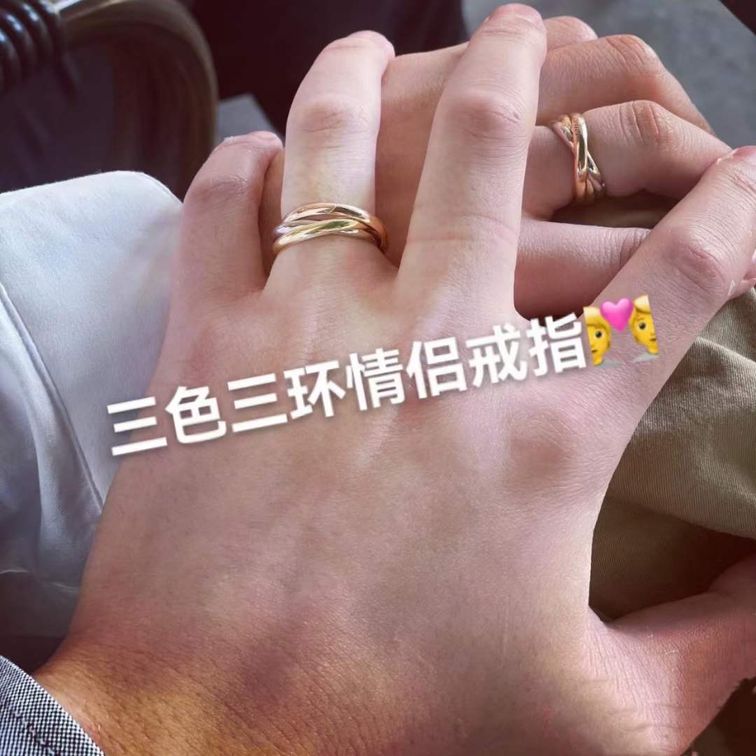 NO:102960,Cartier/Cartier Trinity Series Three-Color Three-Ring Ring This exquisite product carries the memory of love. The three-Ring remembers the brilliant life scenes of every stage of life. Love, friendship, and family are intertwined with the hidden light and shadow, intertwining the moments of happiness!  Elegant and generous, smooth ring support, high comfort for wearing the ring arm, and it is not easy to hook up without giving in!  Number of codes 5-6-7-8-9-10-11 (US code), Cartier ring, cartier, cartier, ring19860909Cartier/卡地亚 Trinity系列 三色三环戒指 这款臻品都承载着爱的记忆,三环铭记着人生中每个阶段绚丽姿的生活片段,爱情、友情、亲情在若隐若现的光影之间,交织点滴幸福时刻！ 优雅大方,戒托平滑,戒臂佩戴舒适度高,不撂手 也不容易勾搭到物品！ 码数5-6-7-8-9-10-11（美码）,卡地亚戒指,cartier,cartier,ring,Jewelry