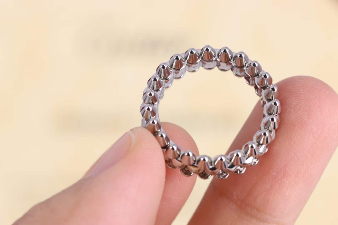 Cartier Cartier 卡‮亚地‬新款银色‮弹子‬头 铆钉戒指