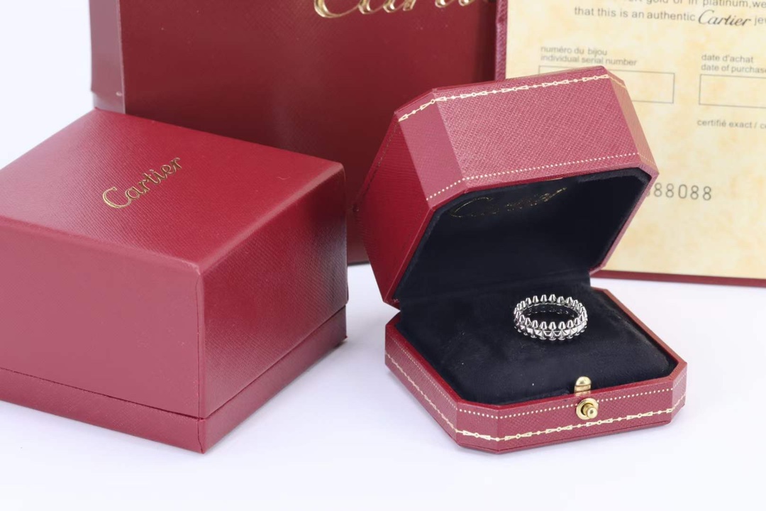 Cartier Cartier 卡‮亚地‬新款银色‮弹子‬头 铆钉戒指