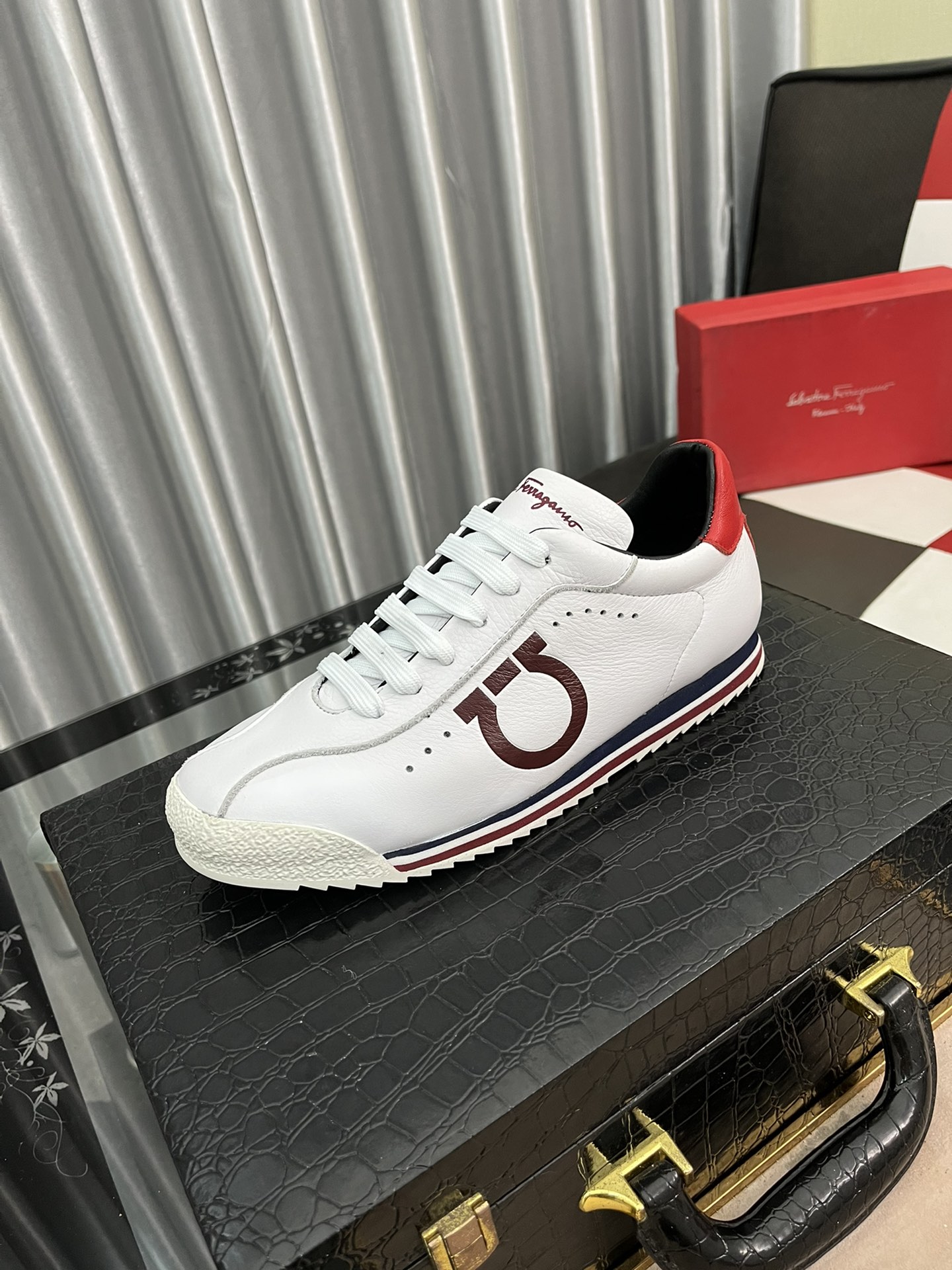 J0  Ferragamo 低帮菲拉格慕春款休闲鞋专柜品质，验货，优质做工，鞋面采用进口舒适透气内里，原版时尚运动大底 ，休闲时尚，高端品质，