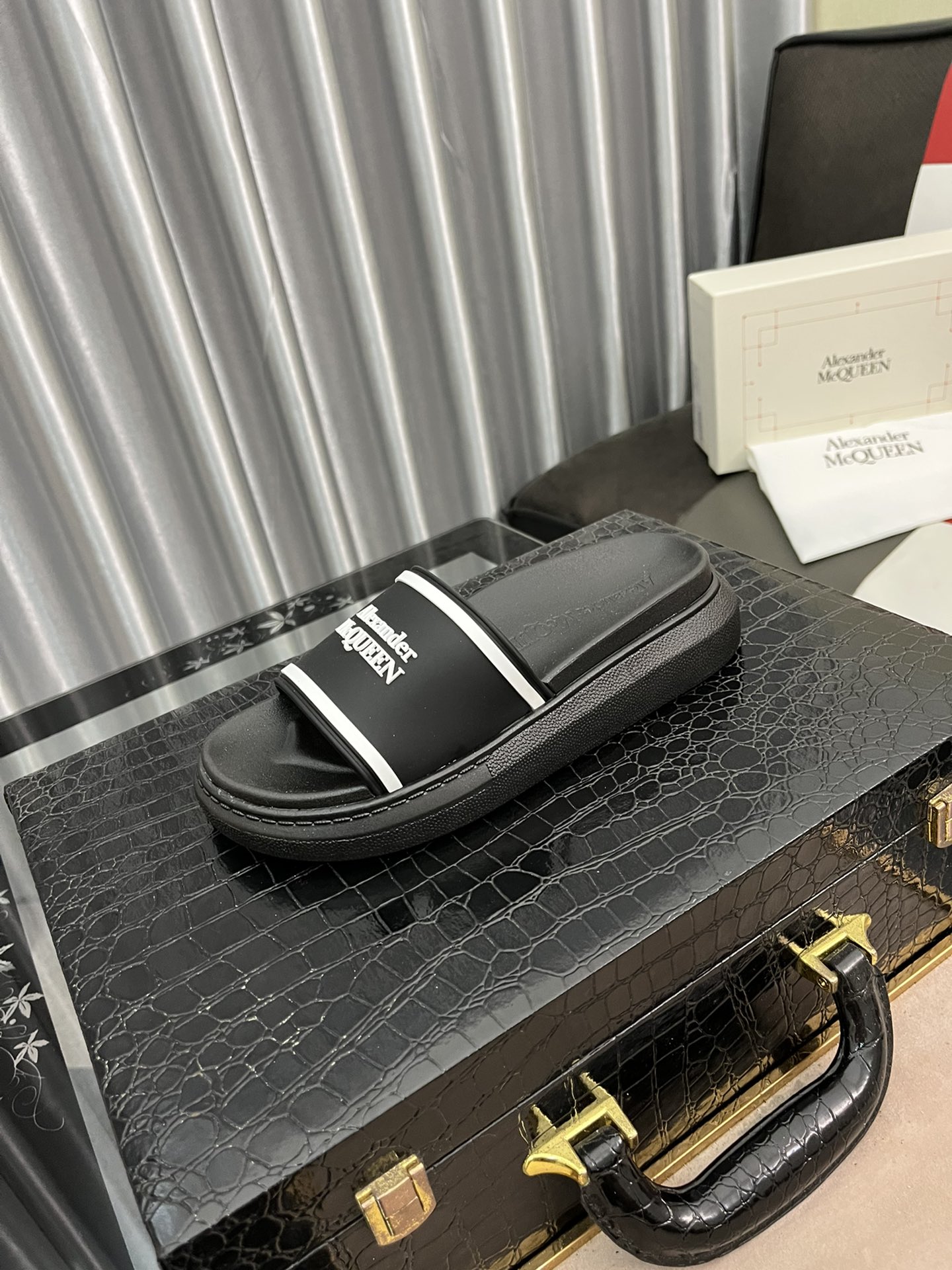 H0  情侣款CX- G5 22Alexander McQUEEN拖鞋再次升级为最高品质✅💪 麦昆 Alexander McQueen  春夏秋冬 顶级版本 代购级别✅🏆大底：PU+专柜1:1🏆鞋盒：原版米黄盒. 外加白翻盖合双层保护.布袋.手提袋.合格证1:1开模4件.