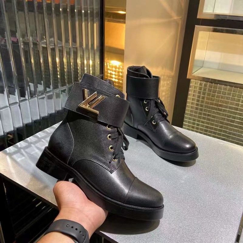 NO:387308,Louis. Vuitton counter is a hit series of Paris Fashion Week showcases. The pure 1:1-created golden rivets and a 360-degree logo that can rotate 360 ​​degrees is fascinating. Celebrities love her even more. Having her makes you look noble, luxurious, British style, and beautiful feet, and very comfortable on your feet. Heel: 3.5cm high, front water table 1.5cm leather: Italian imported calf leather Lippi: mixed goats and goatskin Outsole: original environmentally friendly rubber sole Size: 34-42#, boots, louis vuitton, boots, cowhide, sheepskin19860909Louis. Vuitton 专柜主打款巴黎时装周走秀系列爆款,纯正1:1打造金色铆钉、可以360度旋转的Logo每个特点都让人着迷,明星大咖对她更是爱不释手,拥有她让你尽显高贵、尊享极至奢华、英伦风秀美脚、上脚特别舒适. 后跟:高3.5cm前水台1.5cm 皮料:意大利进口小牛皮 里皮:混种山羊羊皮 大底:原版环保橡胶大底 码数:34-42#,靴子,louis vuitton,boots,cowhide,sheepskin,Women's Shoes