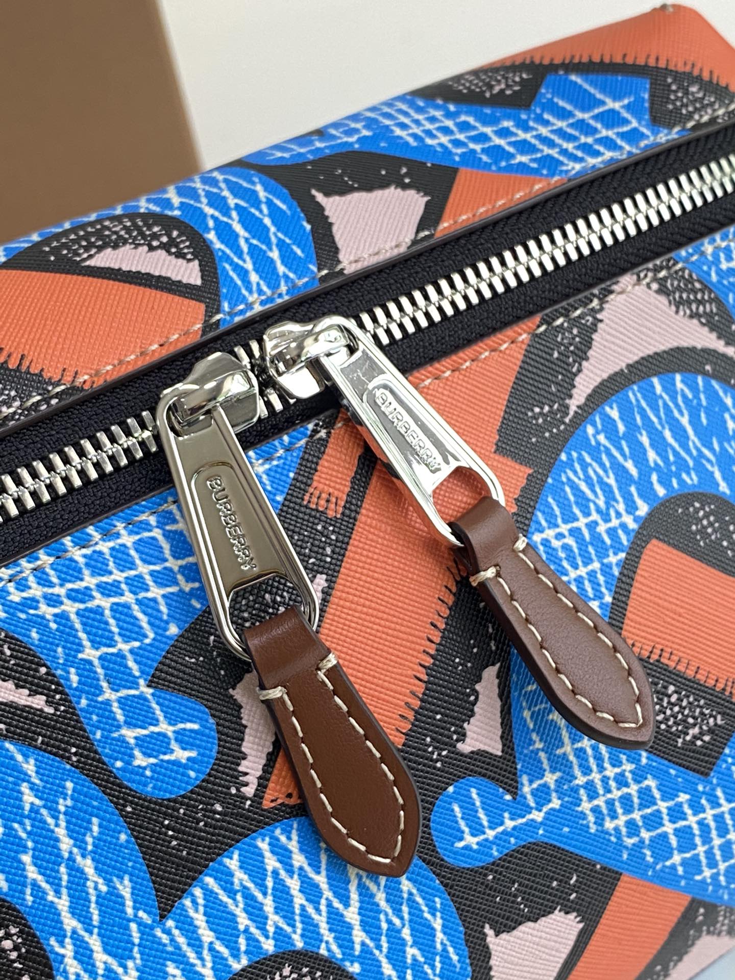 Burberry巴宝莉专属标识印花环保帆布胸包