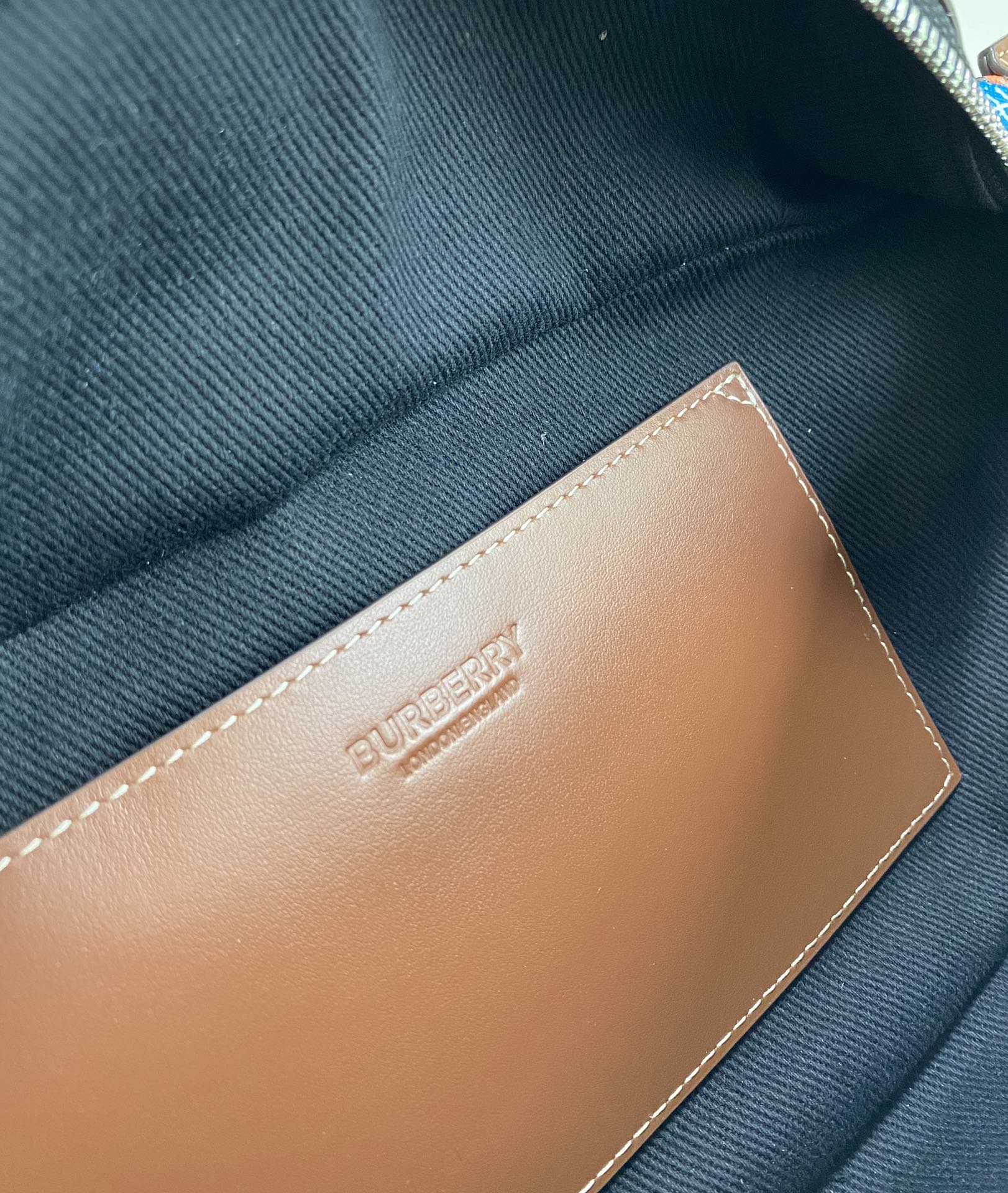 Burberry巴宝莉专属标识印花环保帆布胸包