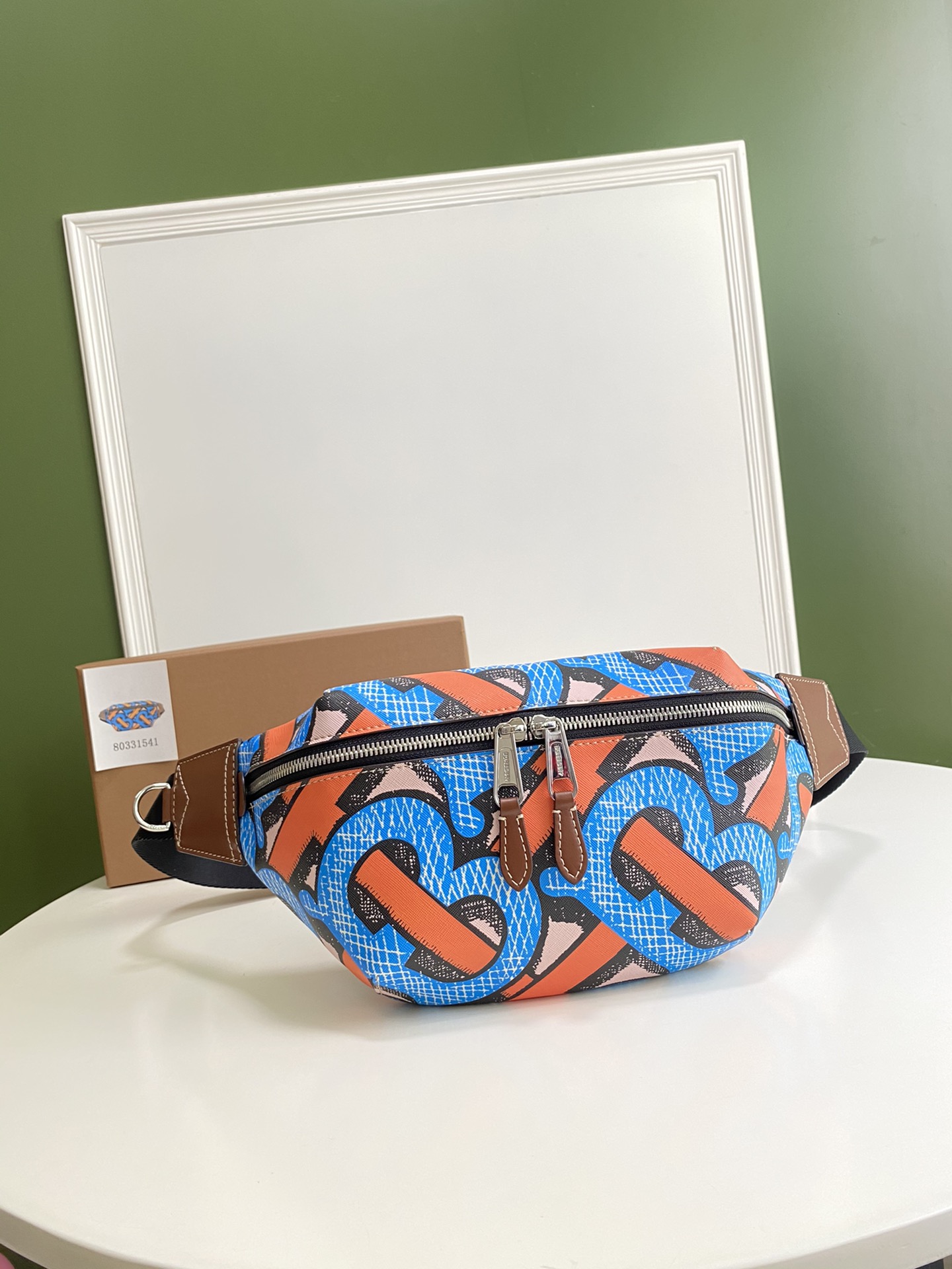 Burberry巴宝莉专属标识印花环保帆布胸包