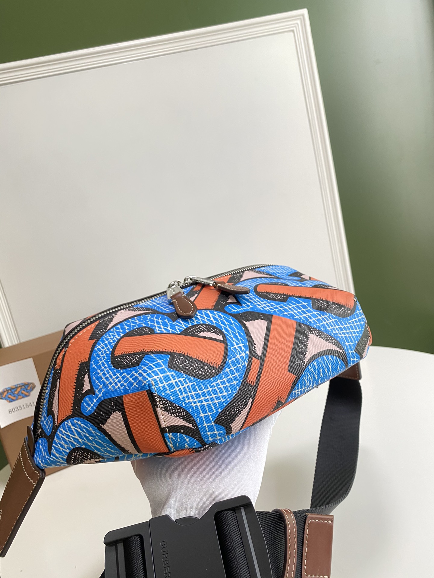 Burberry巴宝莉专属标识印花环保帆布胸包