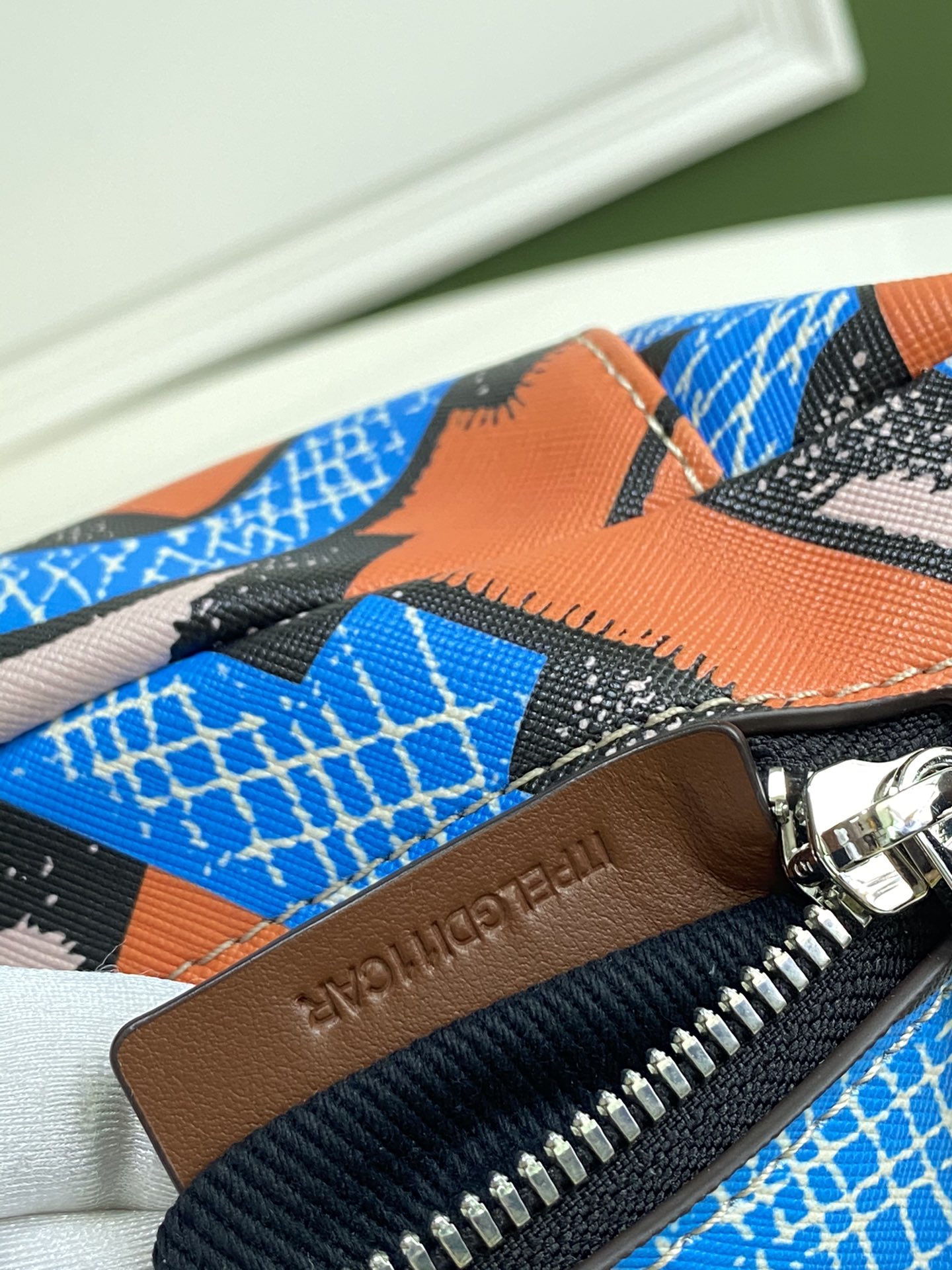 Burberry巴宝莉专属标识印花环保帆布胸包