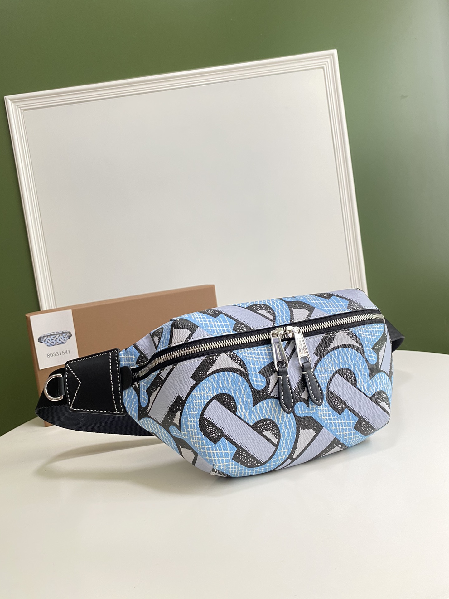 Burberry巴宝莉专属标识印花环保帆布胸包