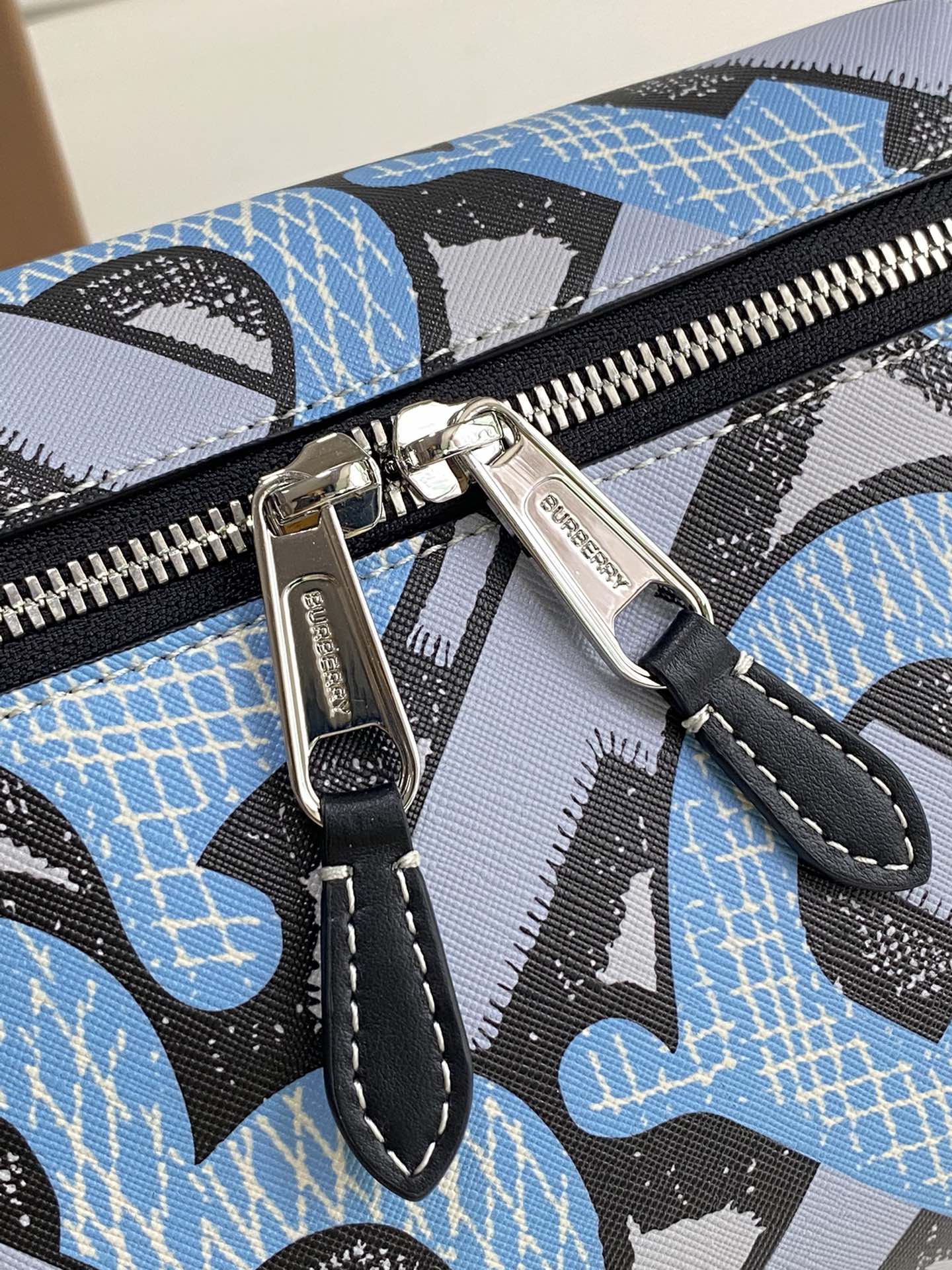 Burberry巴宝莉专属标识印花环保帆布胸包