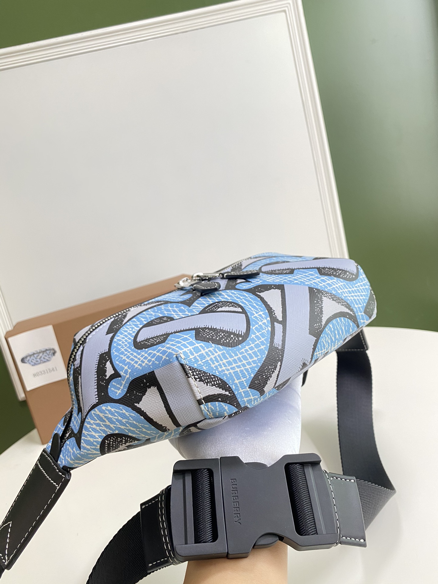 Burberry巴宝莉专属标识印花环保帆布胸包