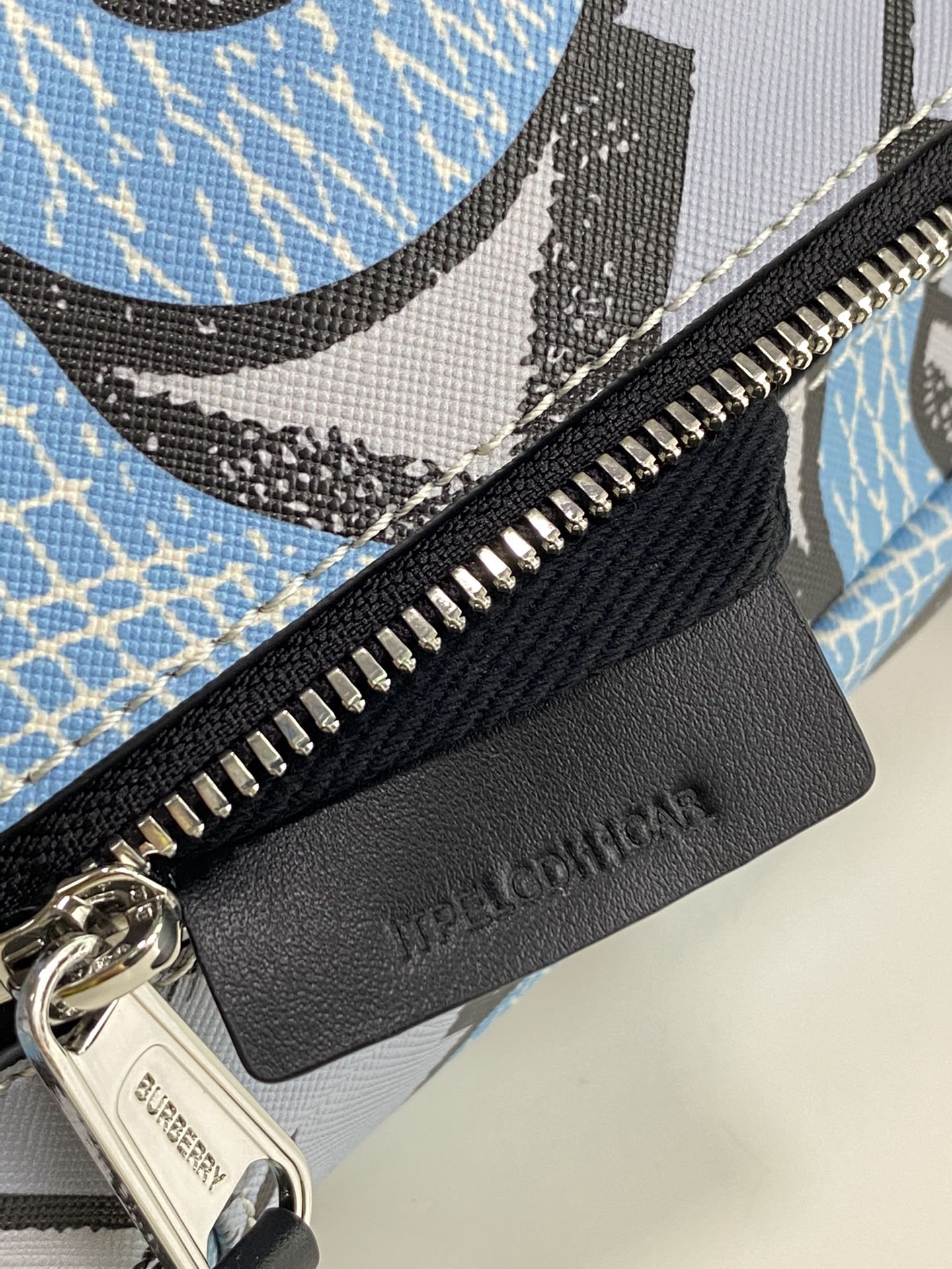 Burberry巴宝莉专属标识印花环保帆布胸包