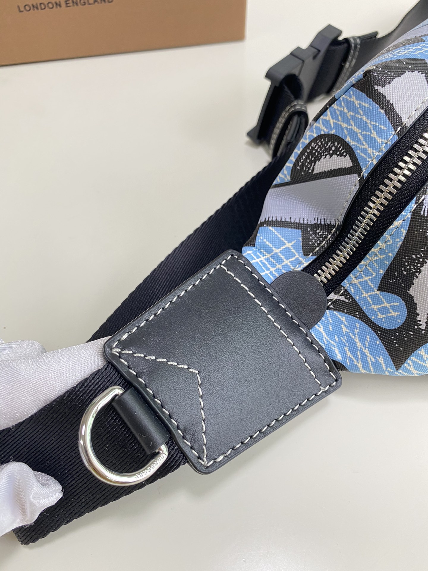 Burberry巴宝莉专属标识印花环保帆布胸包