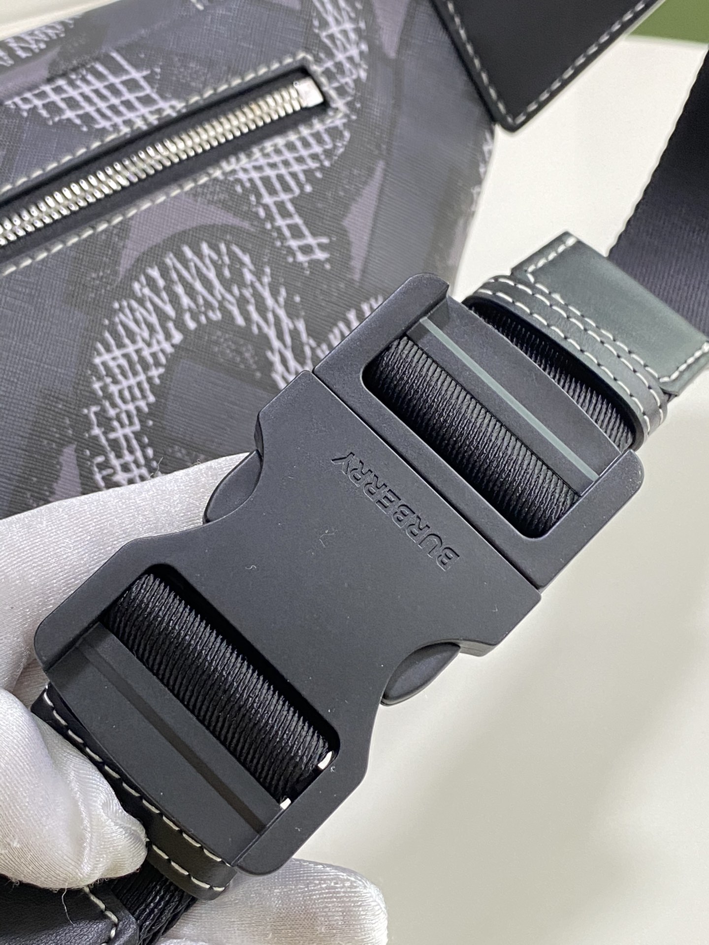 Burberry巴宝莉专属标识印花环保帆布胸包