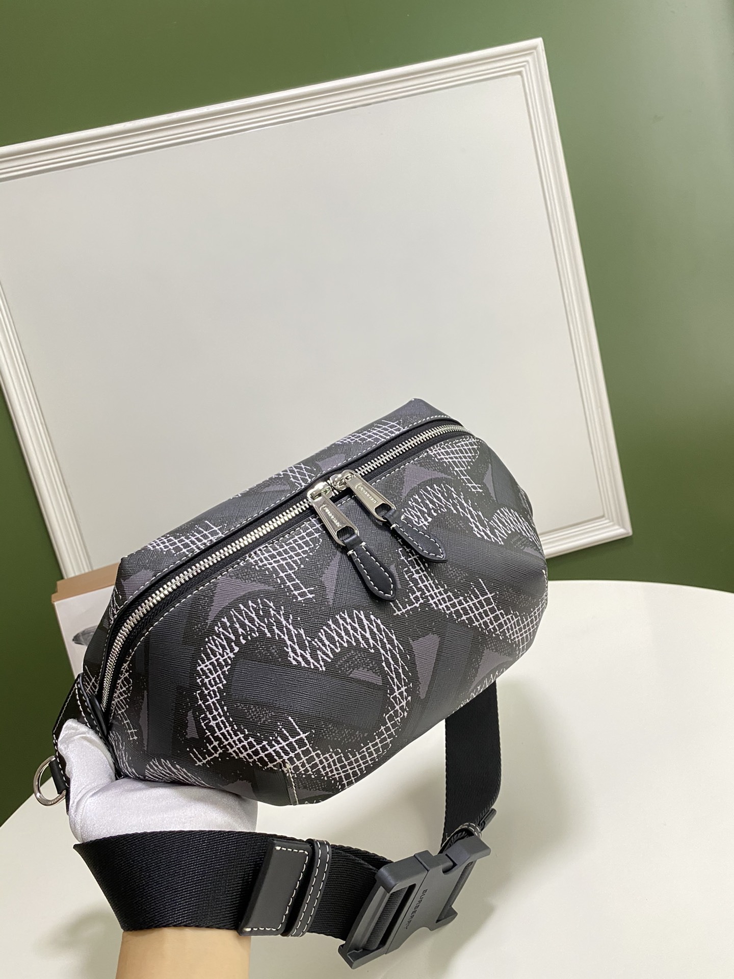 Burberry巴宝莉专属标识印花环保帆布胸包