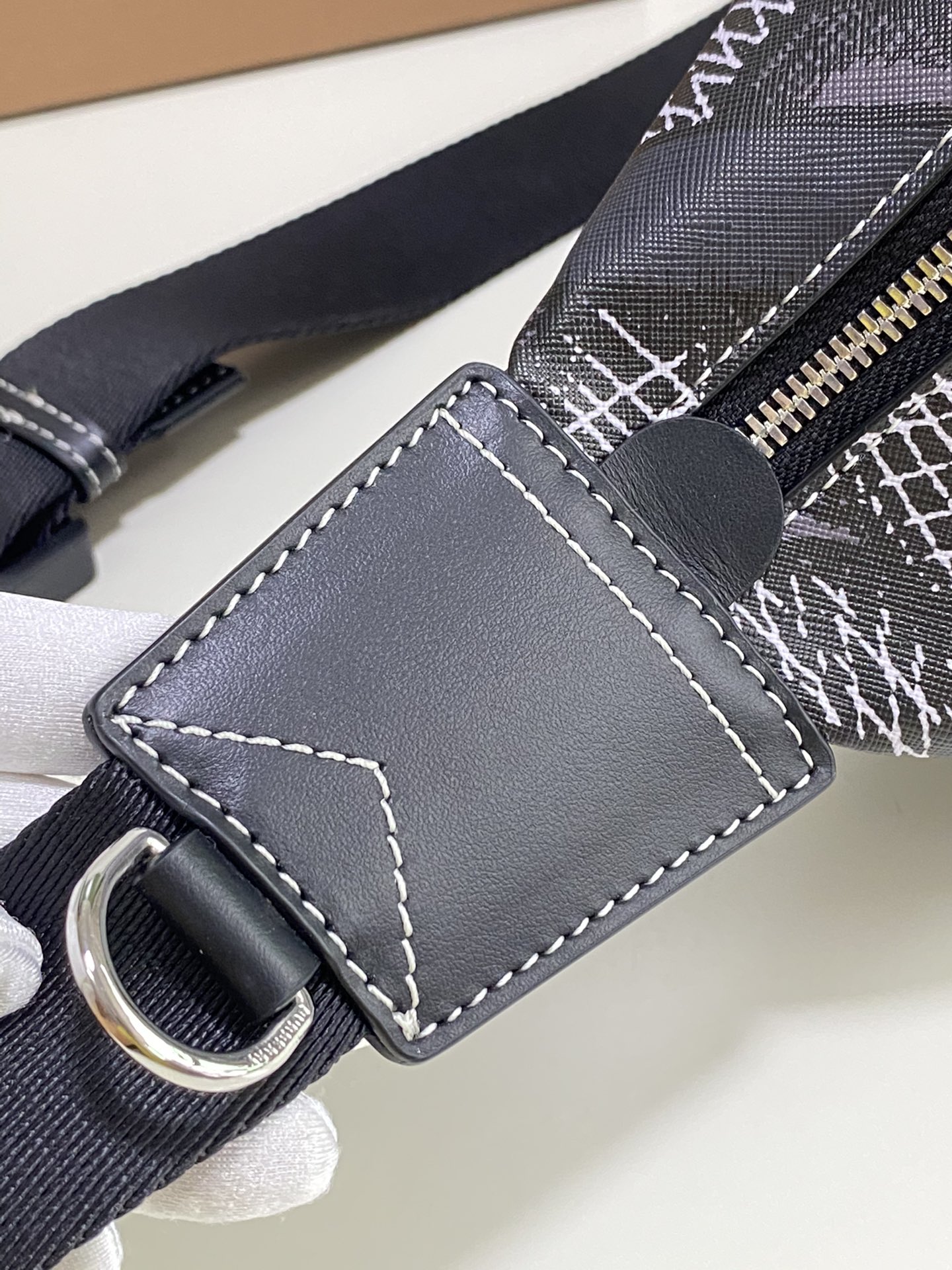 Burberry巴宝莉专属标识印花环保帆布胸包