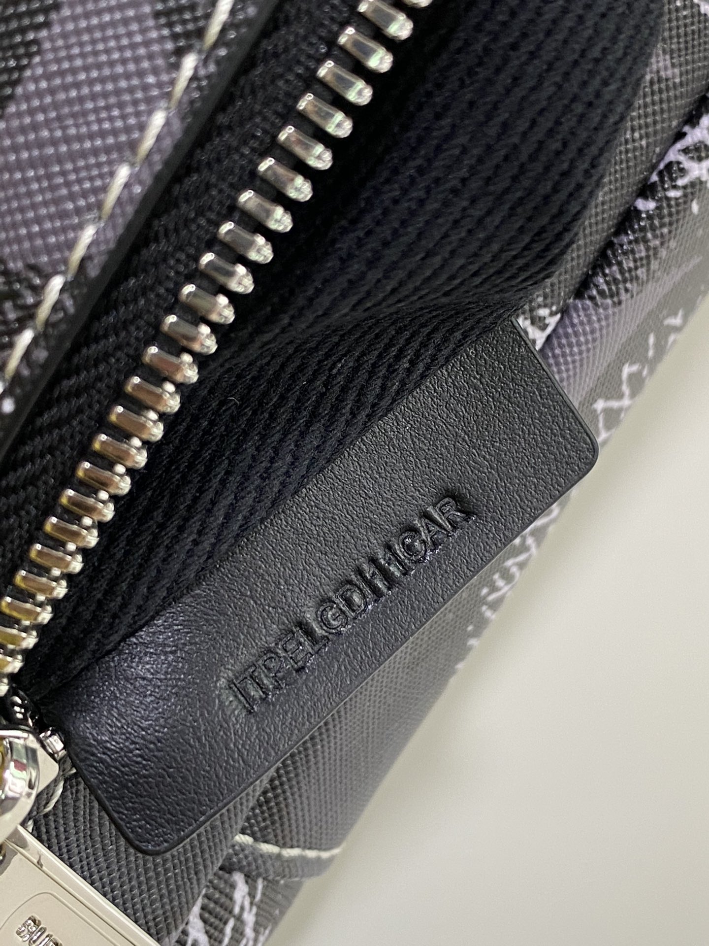 Burberry巴宝莉专属标识印花环保帆布胸包