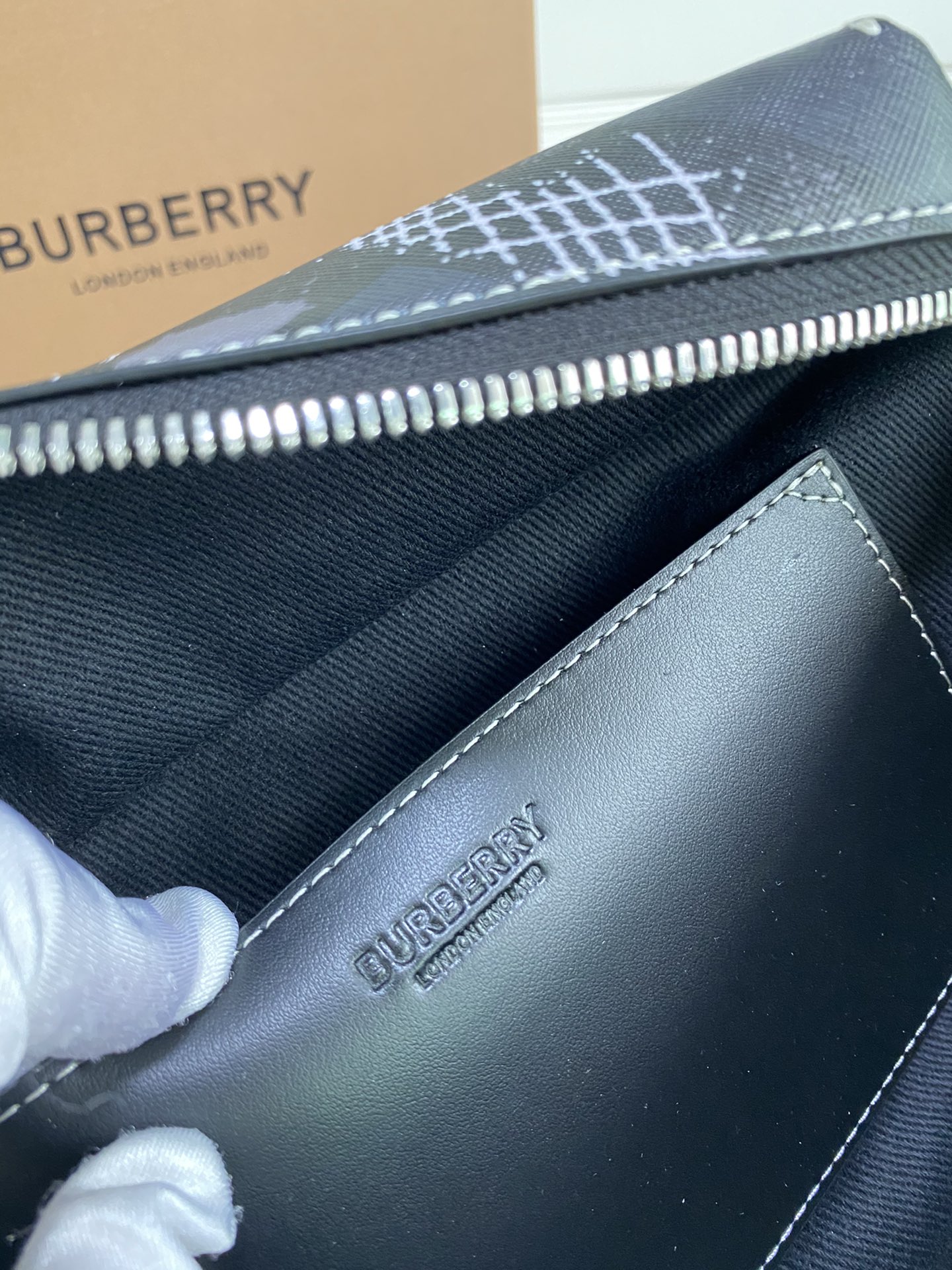Burberry巴宝莉专属标识印花环保帆布胸包