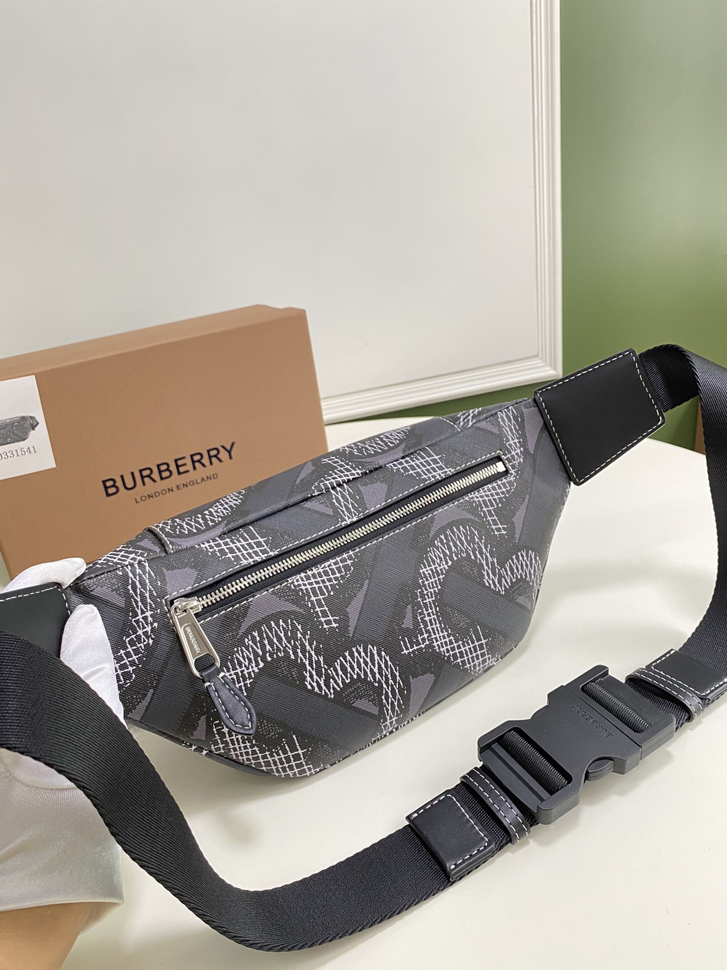 Burberry巴宝莉专属标识印花环保帆布胸包