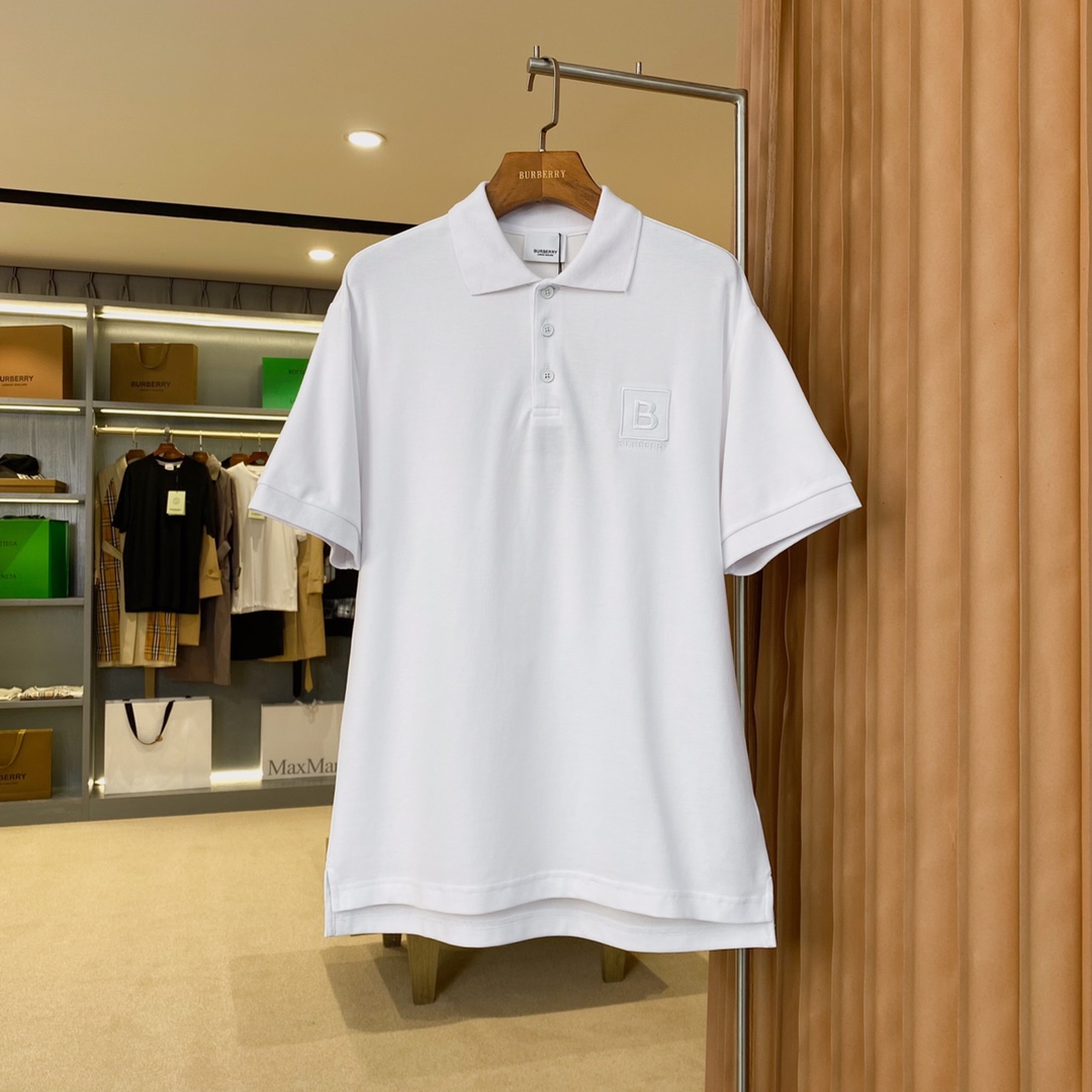 Polo de algodón de piqué con estampado de letras, la serie TB del director creativo jefe de BUR, Riccardo Tisci, está p…