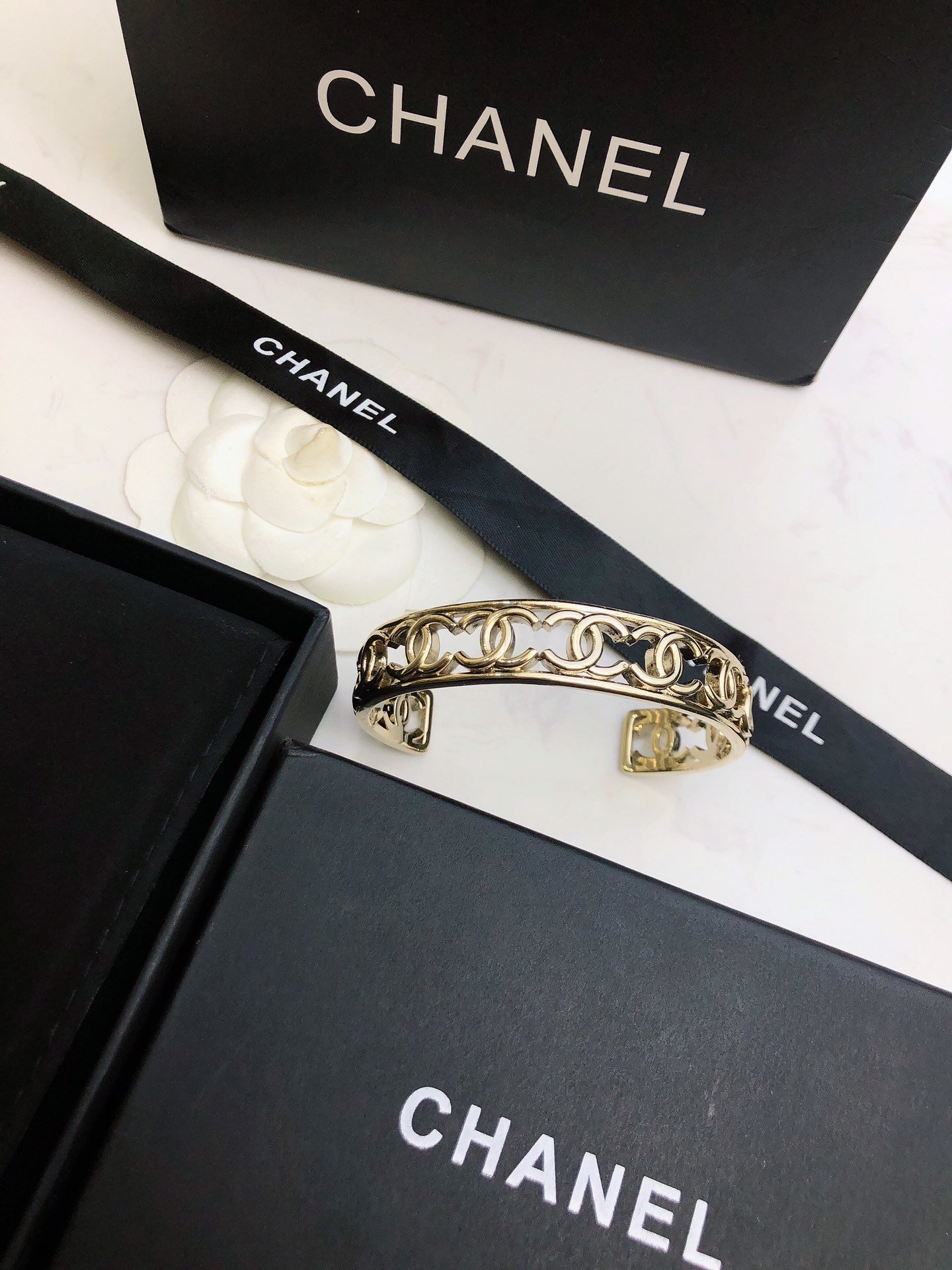 香奈儿新款手镯简约设计轮廓造型突出镂空镀金Chanel最强助攻单搭或者混搭都能让人一见倾心分分钟变身时尚