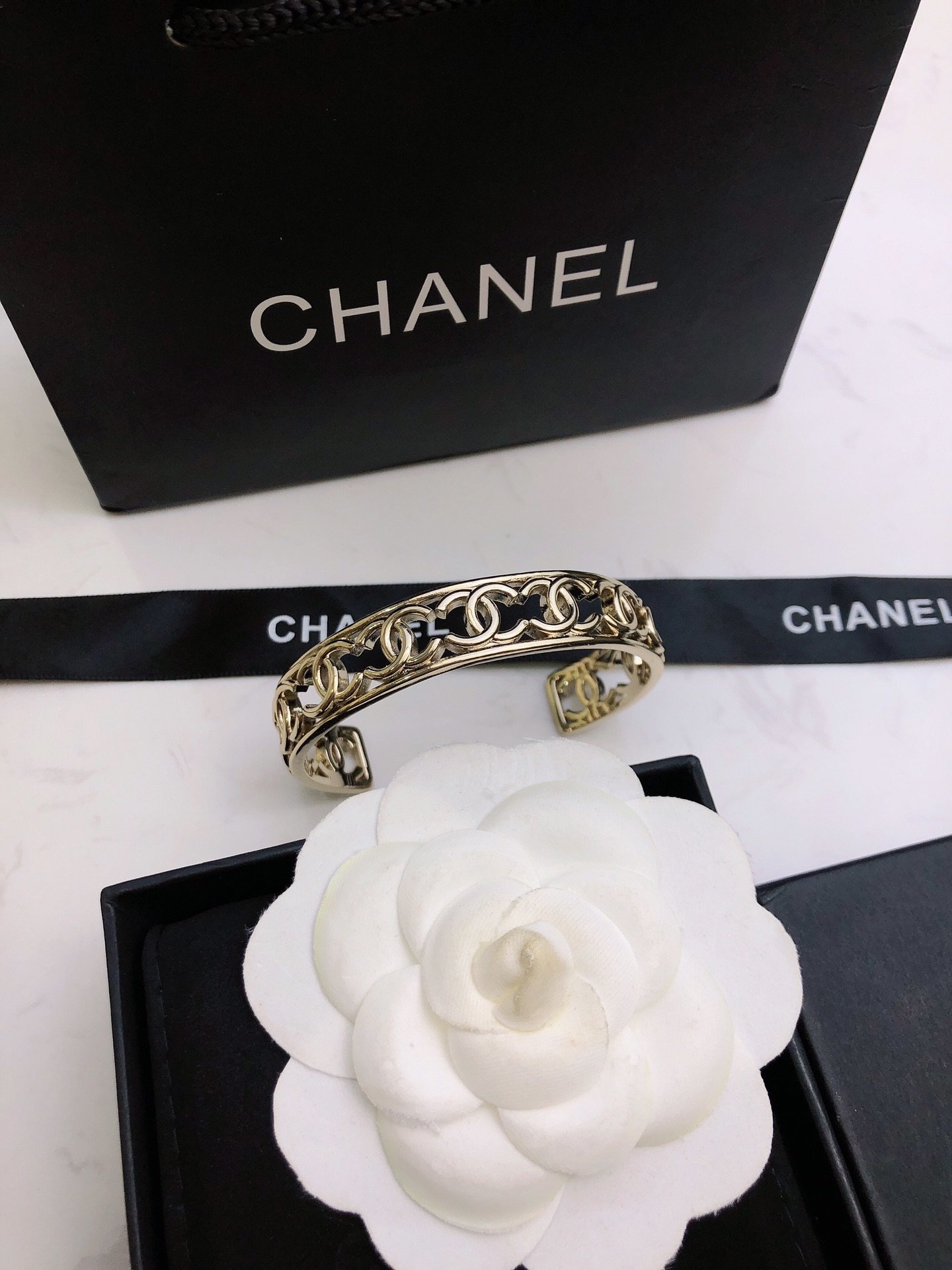 香奈儿新款手镯简约设计轮廓造型突出镂空镀金Chanel最强助攻单搭或者混搭都能让人一见倾心分分钟变身时尚