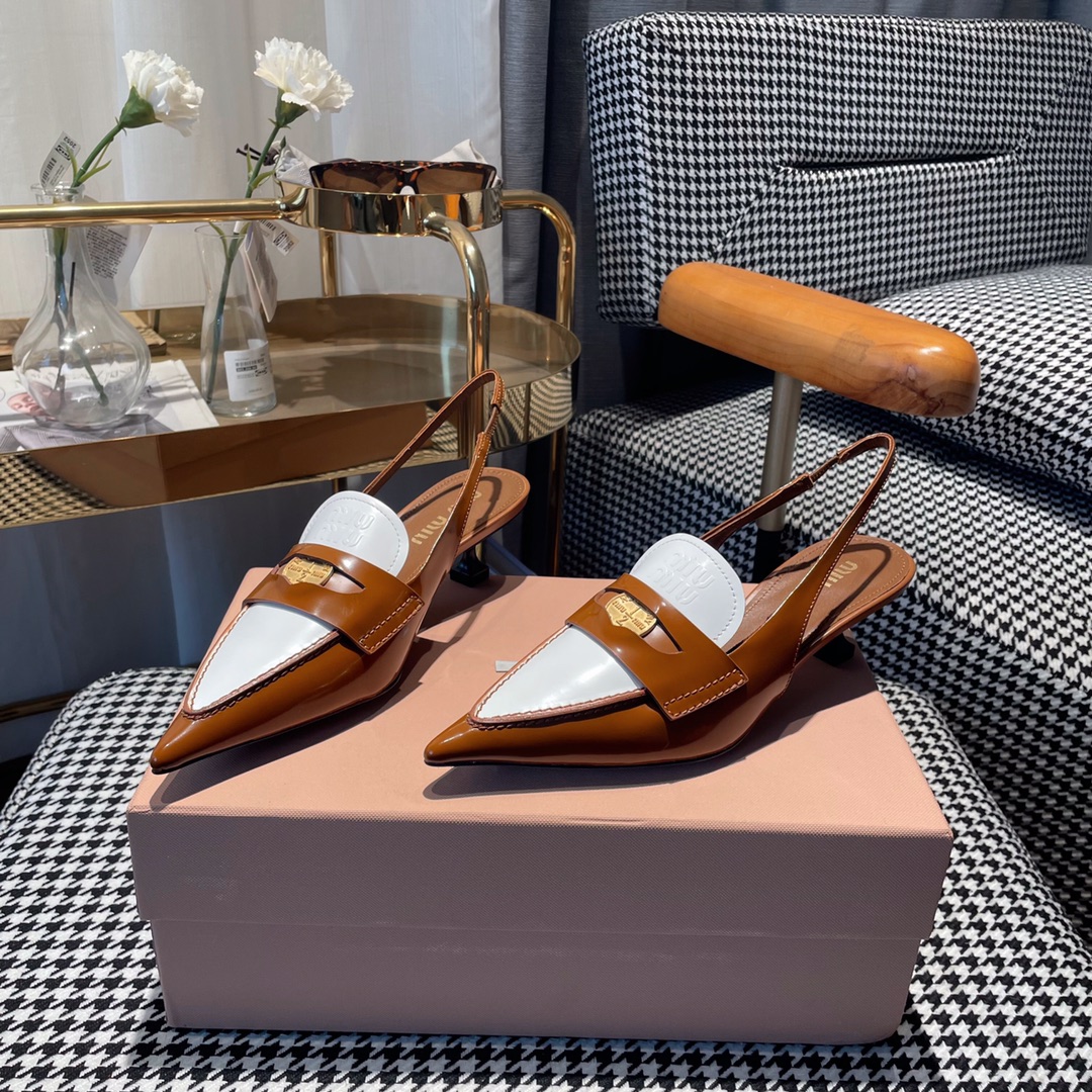 NO:225147,miumi…u ss24 new arrival~ miu home fortune gold coins slingback The design of cat and small pointed head is sexy and has a retro and fashionable temperament!  Selected beaded calfskin, soles imported from Italy, top quality 35-39 (40 customization), sandals, miumiu, sandals, cowhide, Leather soles19860909miumi…u ss24 new arrival～ miu家发财金币slingback 猫跟小尖头的设计,性感有带有复古时髦的气质！ 甄选开边珠小牛皮,鞋底意大利进口真皮大底 顶级精品35-39（40定制）,凉鞋,miumiu,sandals,cowhide,Leather soles,Women's Shoes