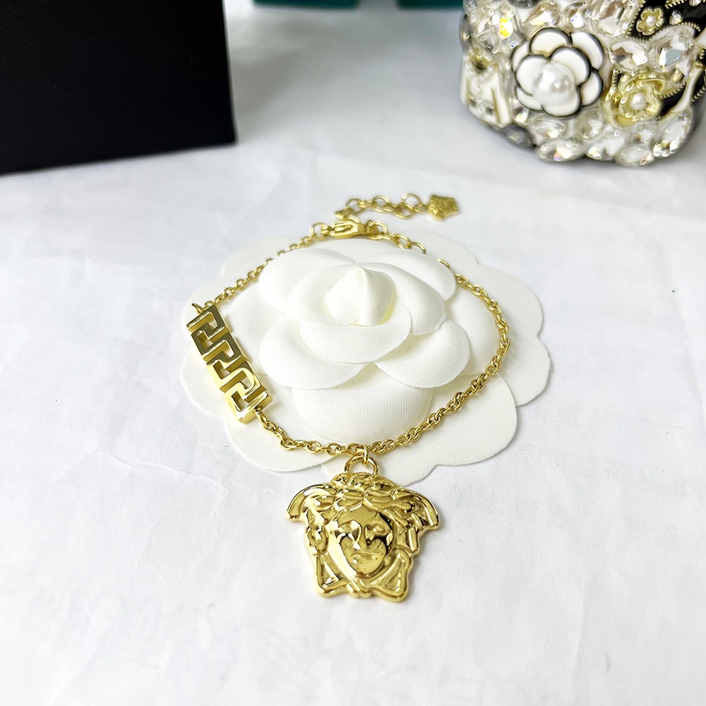 Versace 范思哲VERSACE此款金色手链饰有一枚美杜莎串饰及希腊回纹细节，是品牌美学的大胆象征