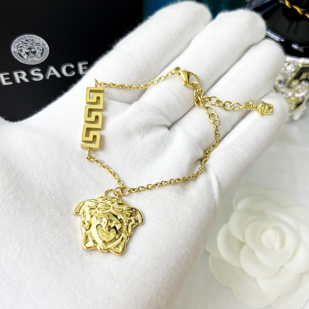 Versace 范思哲VERSACE此款金色手链饰有一枚美杜莎串饰及希腊回纹细节，是品牌美学的大胆象征