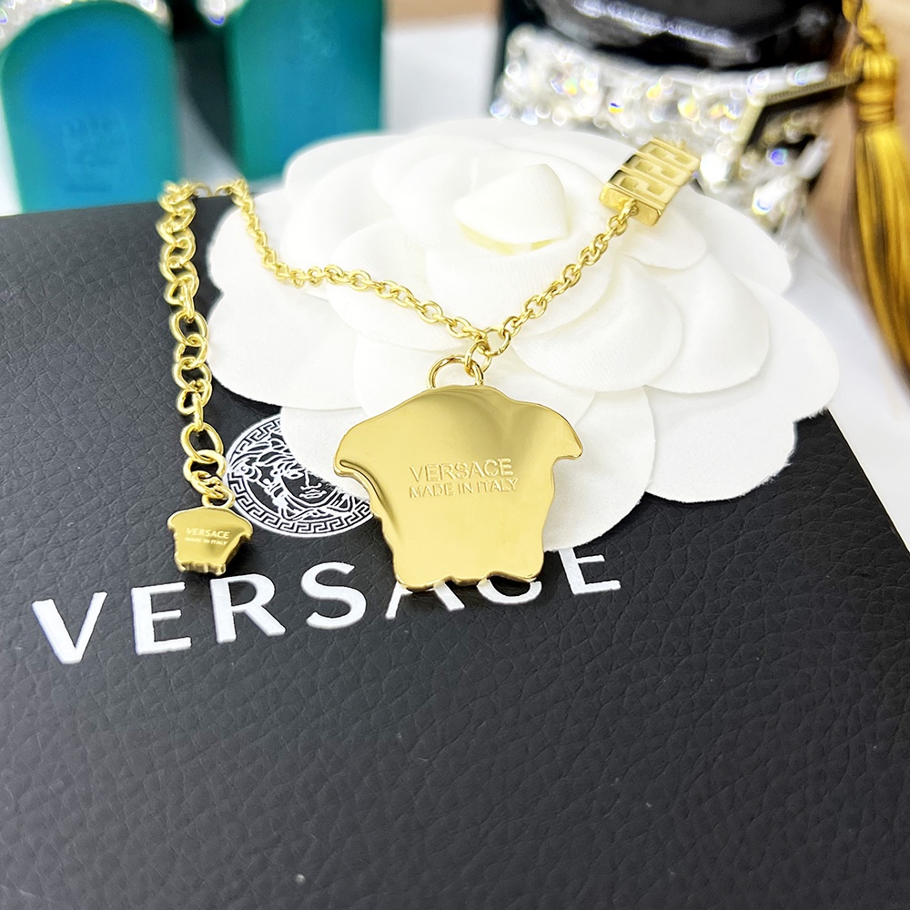 Versace 范思哲VERSACE此款金色手链饰有一枚美杜莎串饰及希腊回纹细节，是品牌美学的大胆象征
