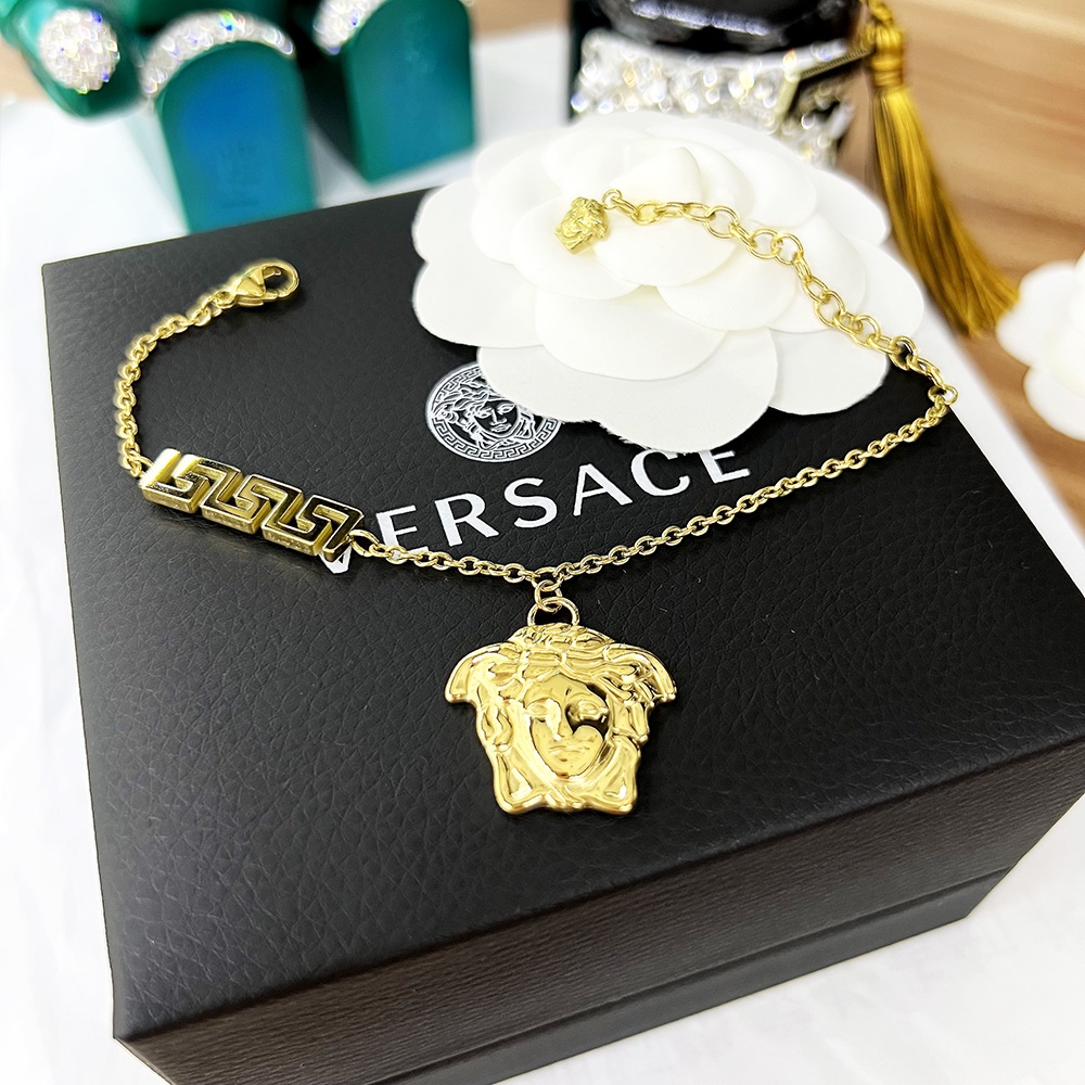 Versace 范思哲VERSACE此款金色手链饰有一枚美杜莎串饰及希腊回纹细节，是品牌美学的大胆象征