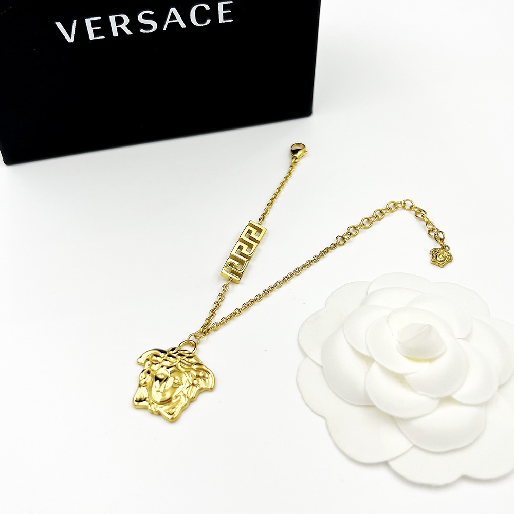 Versace 范思哲VERSACE此款金色手链饰有一枚美杜莎串饰及希腊回纹细节，是品牌美学的大胆象征