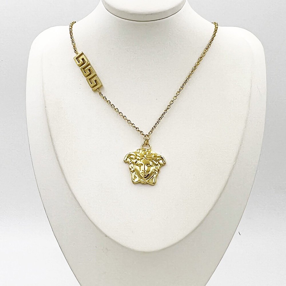 Versace 范思哲VERSACE此款金色项链饰有一枚美杜莎串饰及希腊回纹细节，是品牌美学的大胆象征