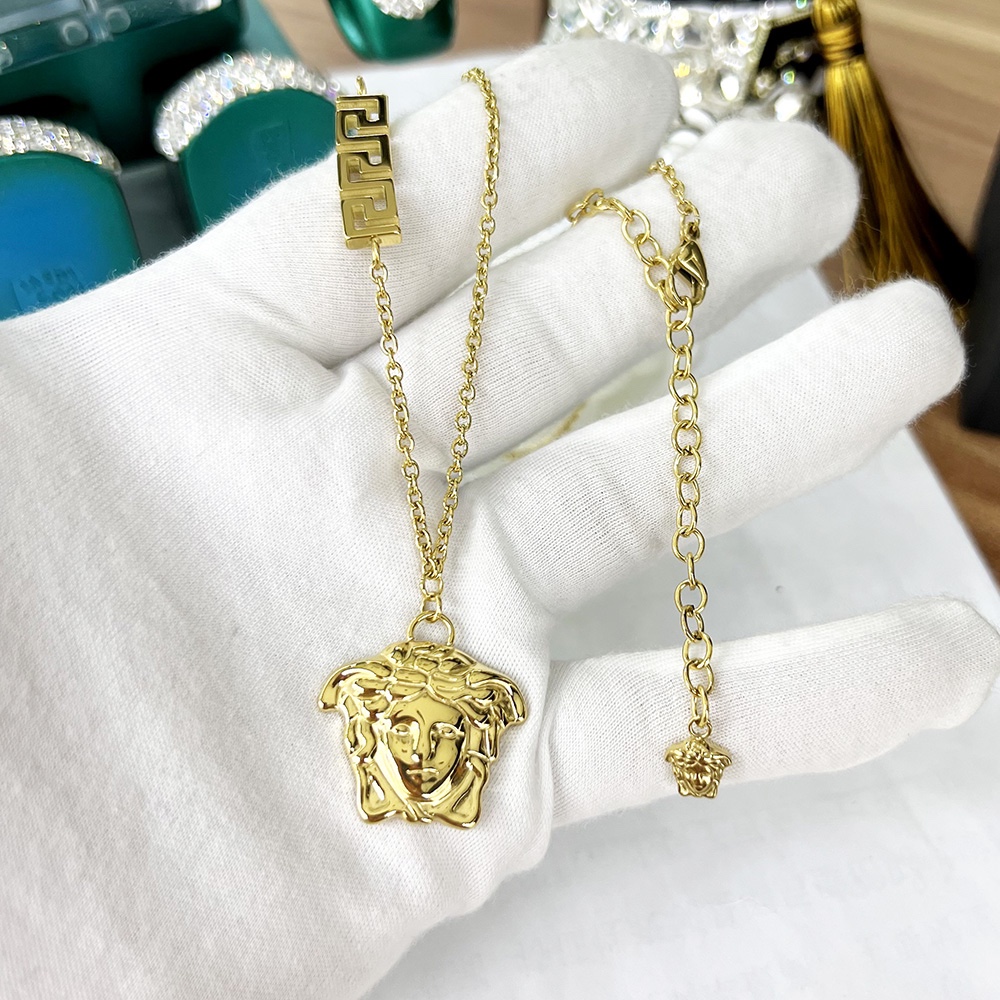 Versace 范思哲VERSACE此款金色项链饰有一枚美杜莎串饰及希腊回纹细节，是品牌美学的大胆象征