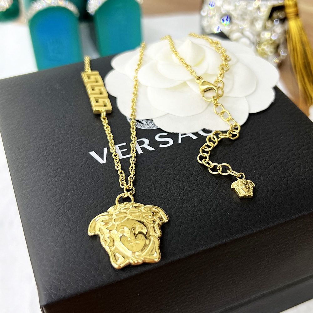 Versace 范思哲VERSACE此款金色项链饰有一枚美杜莎串饰及希腊回纹细节，是品牌美学的大胆象征