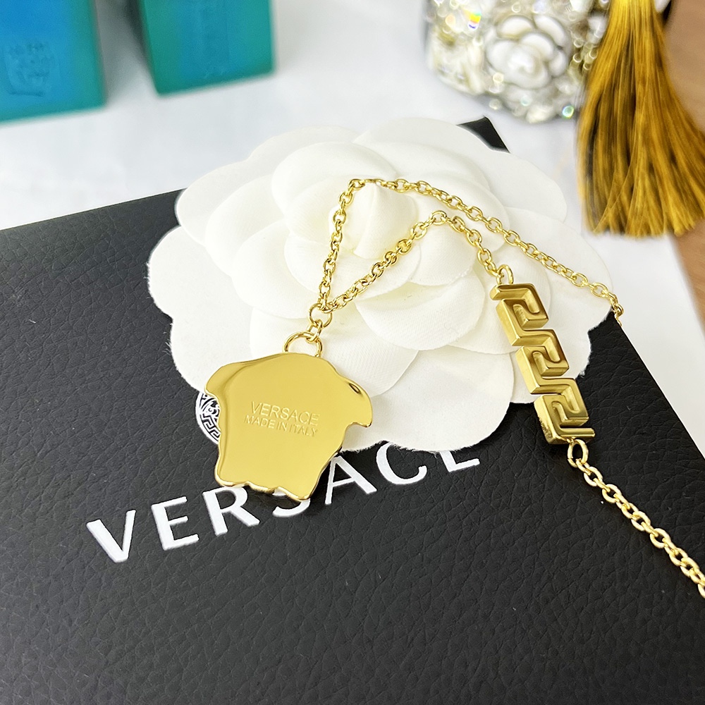 Versace 范思哲VERSACE此款金色项链饰有一枚美杜莎串饰及希腊回纹细节，是品牌美学的大胆象征