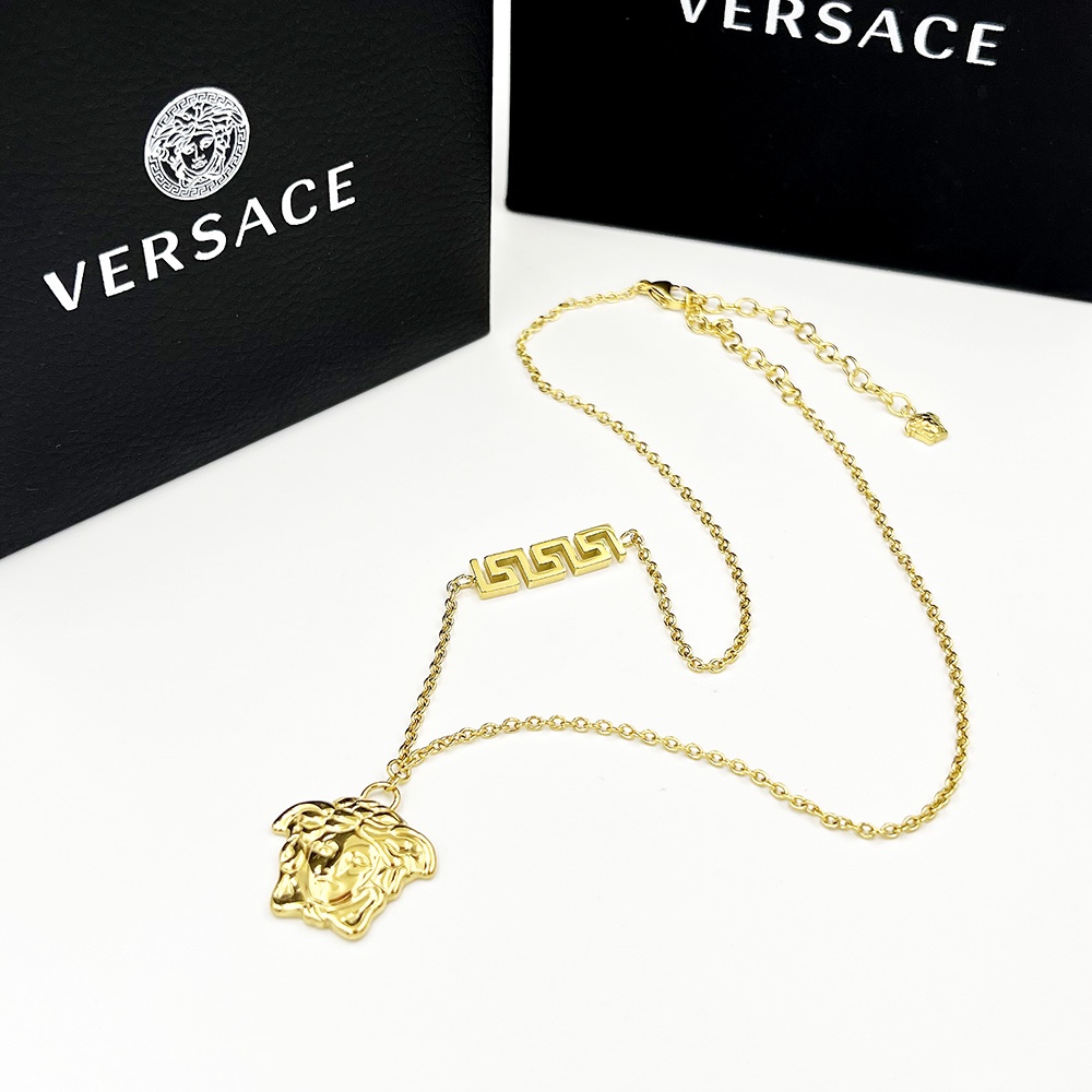 Versace 范思哲VERSACE此款金色项链饰有一枚美杜莎串饰及希腊回纹细节，是品牌美学的大胆象征