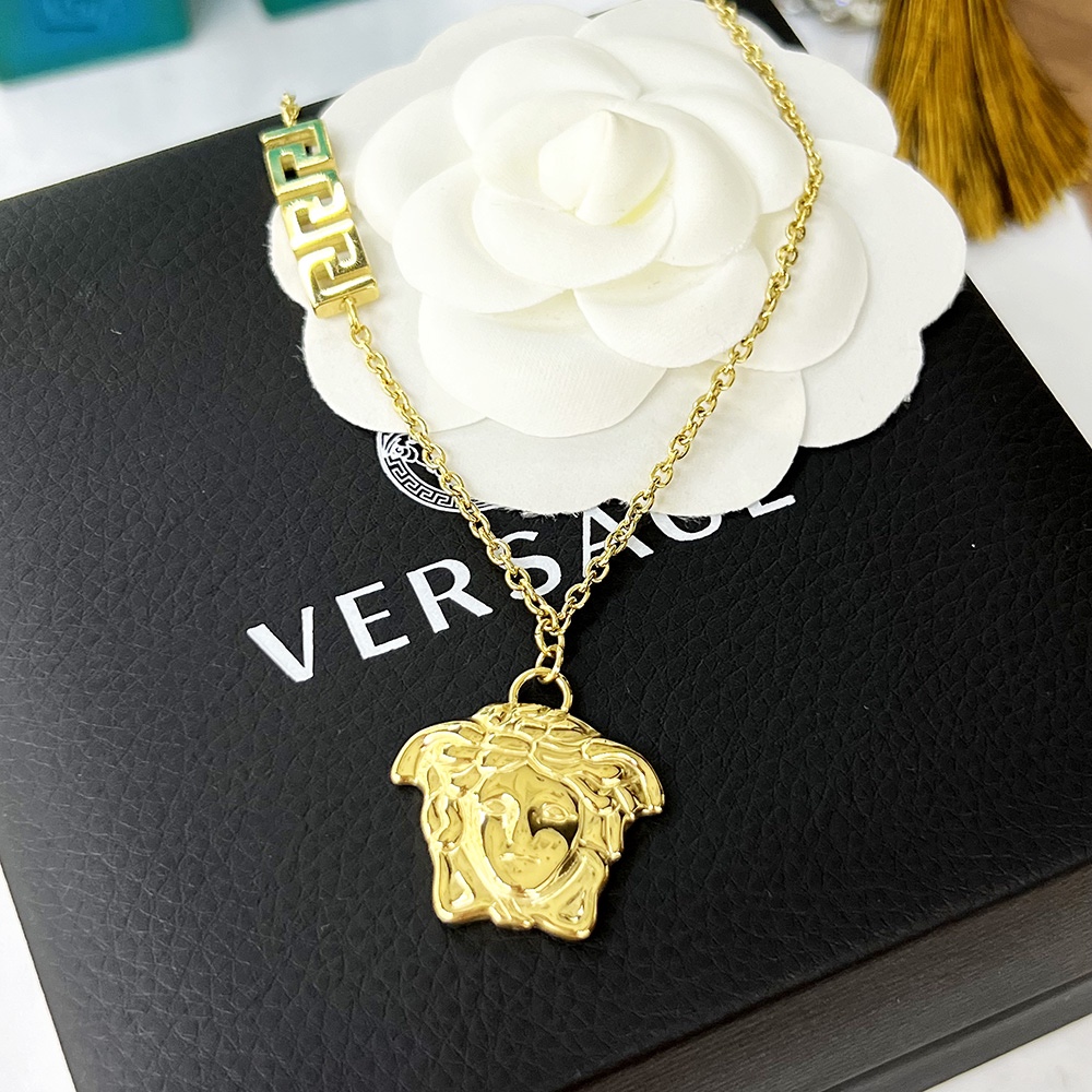 Versace 范思哲VERSACE此款金色项链饰有一枚美杜莎串饰及希腊回纹细节，是品牌美学的大胆象征